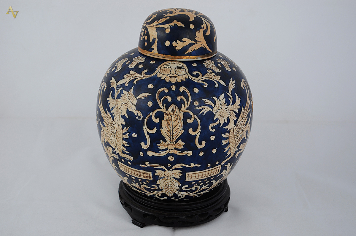 Cachepot de porcelana chinesa com base de madeira. Altura total 24 cm.