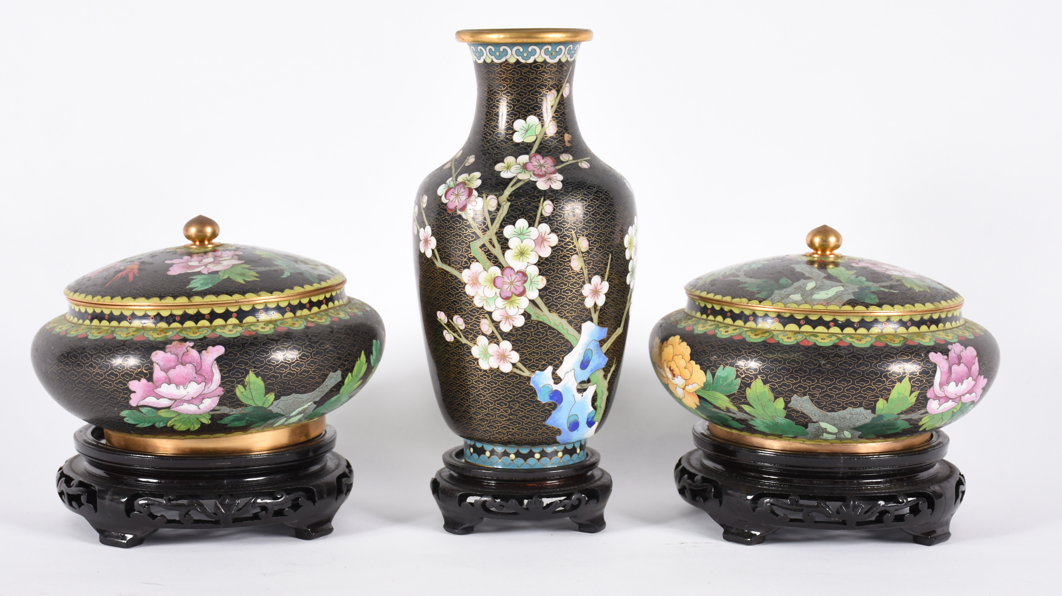Três peças de cloisone chines com fundo preto e flores em policromia... - foto 1 de 4