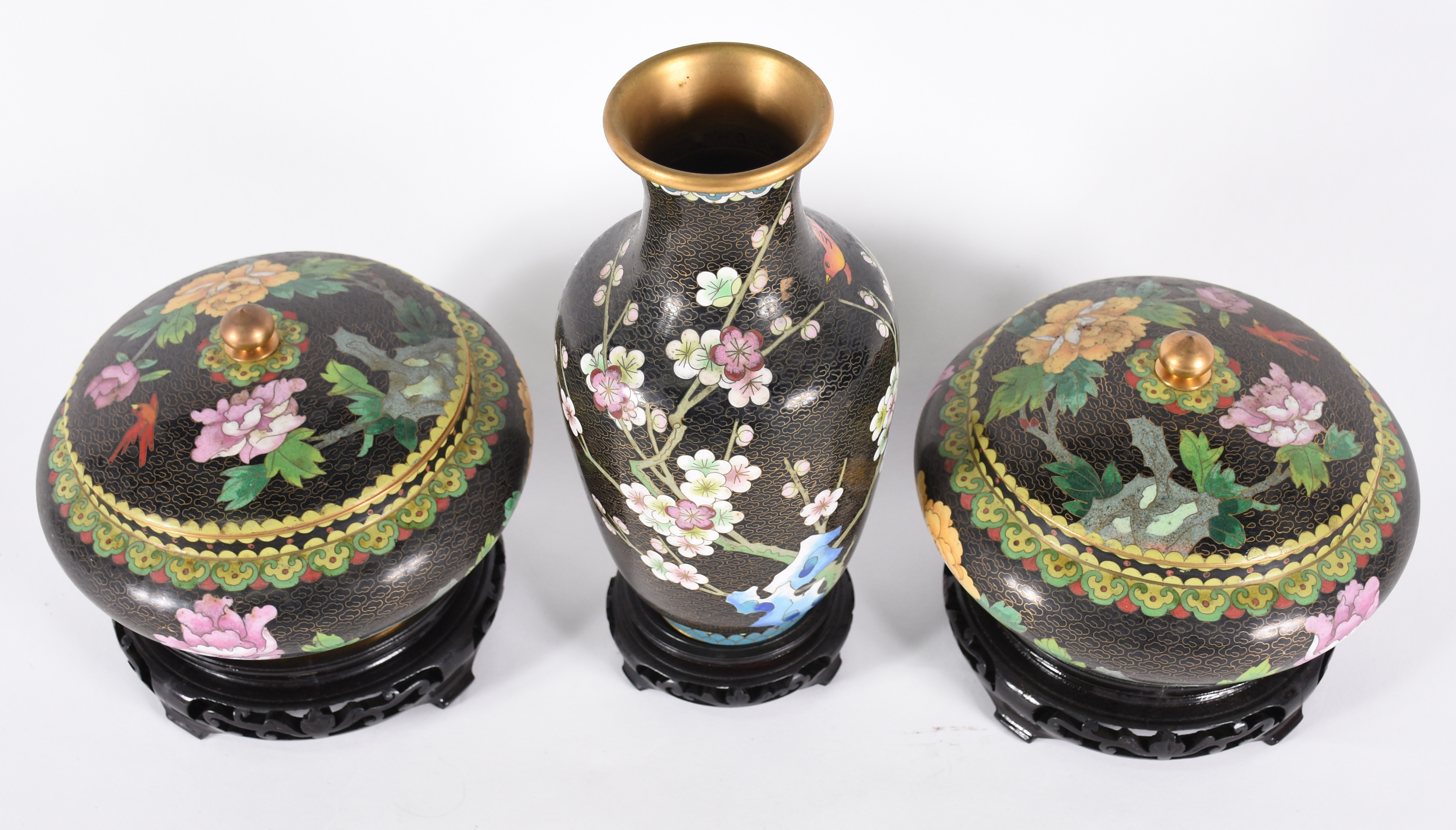 Três peças de cloisone chines com fundo preto e flores em policromia... - foto 2 de 4