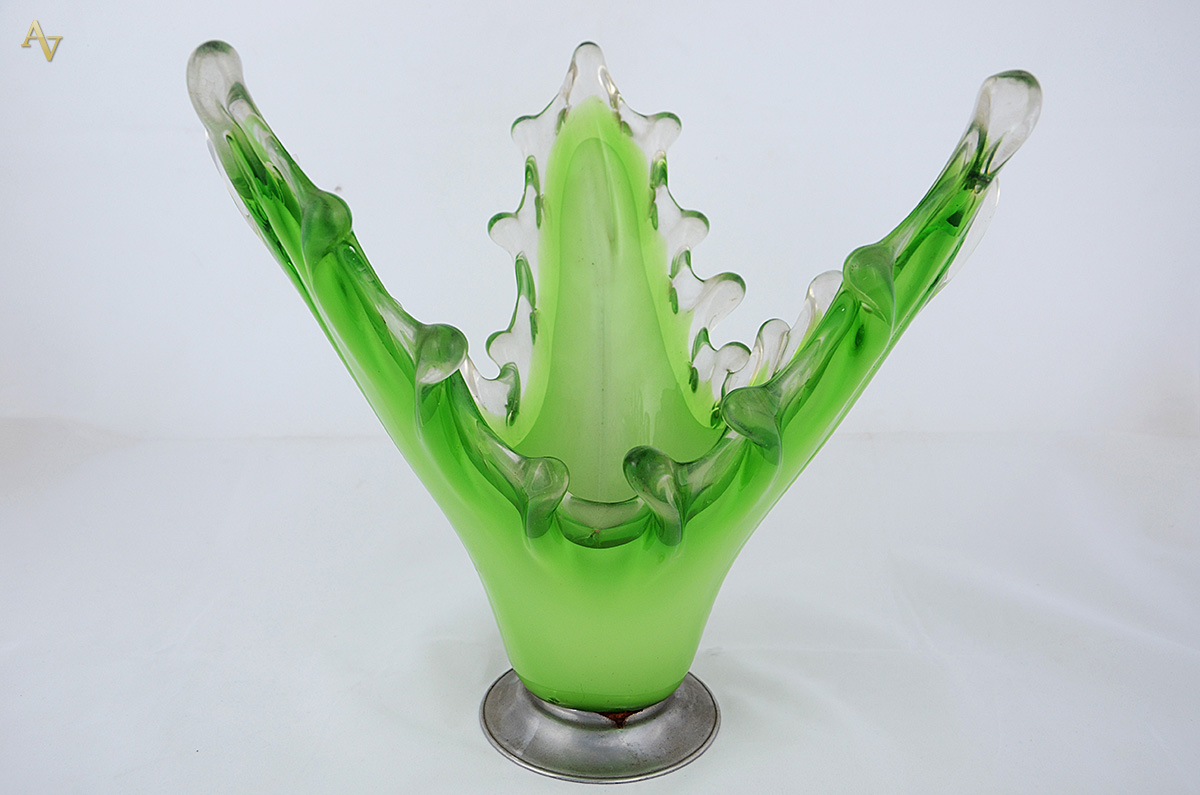 Centro de mesa de murano verde com base de metal. Altura total 29 cm.