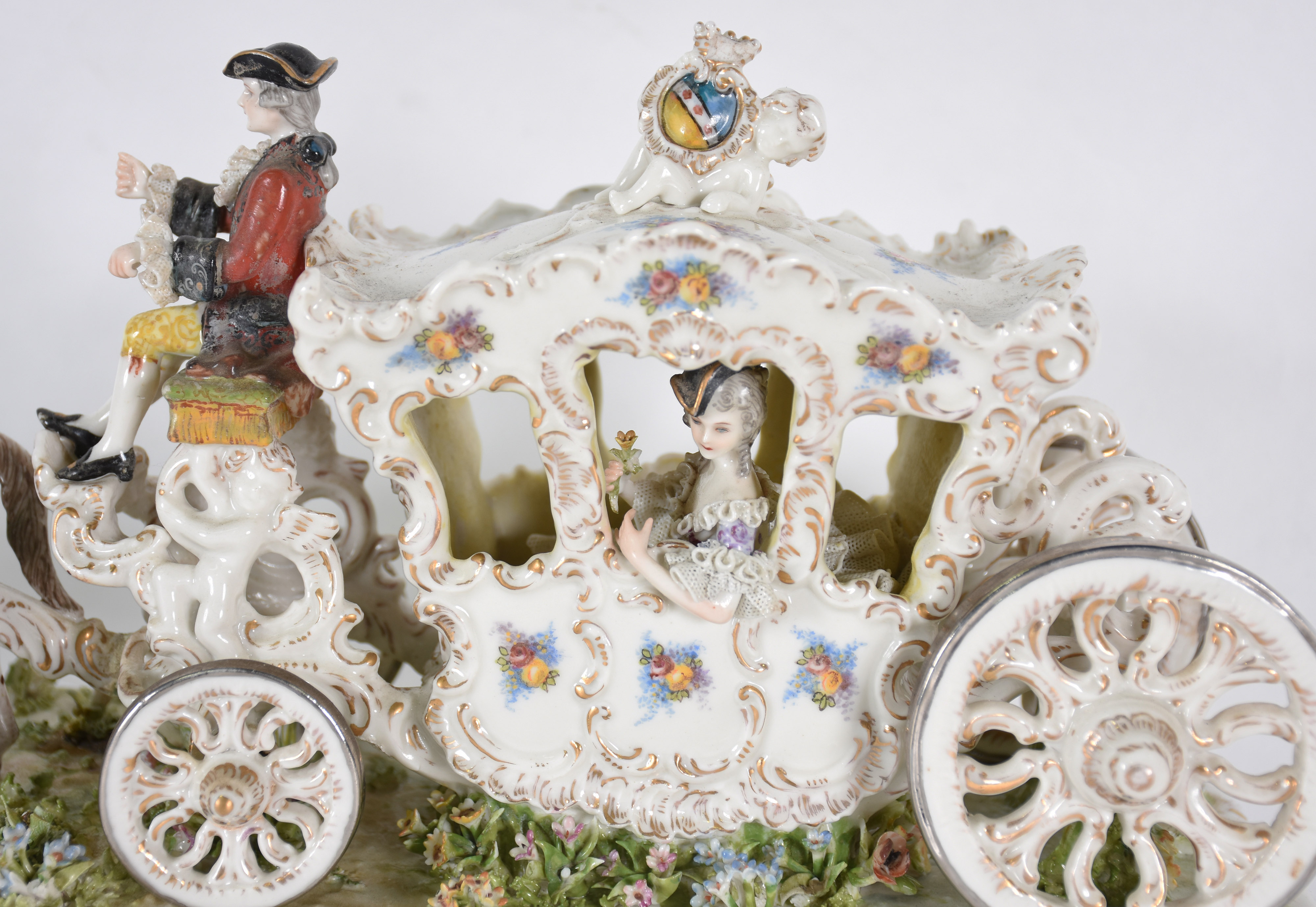 Carruagem de porcelana europeia policromada, marca na base N... - foto 5 de 8