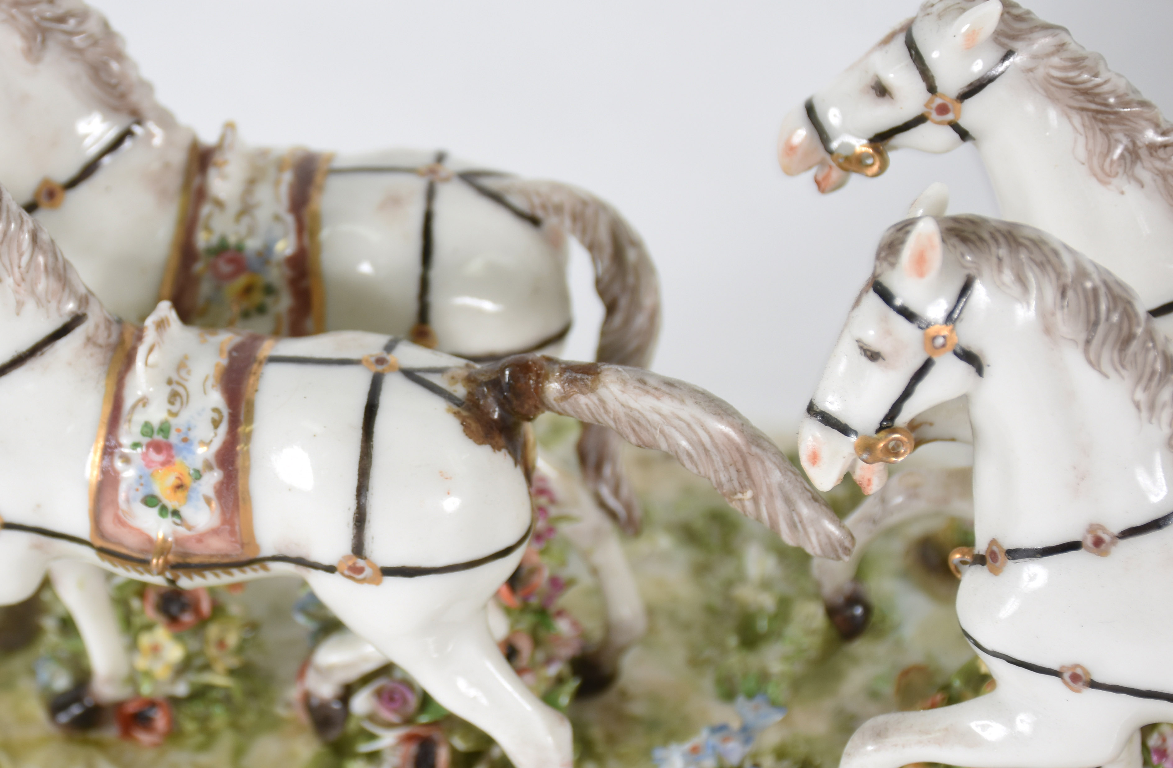 Carruagem de porcelana europeia policromada, marca na base N... - foto 6 de 8