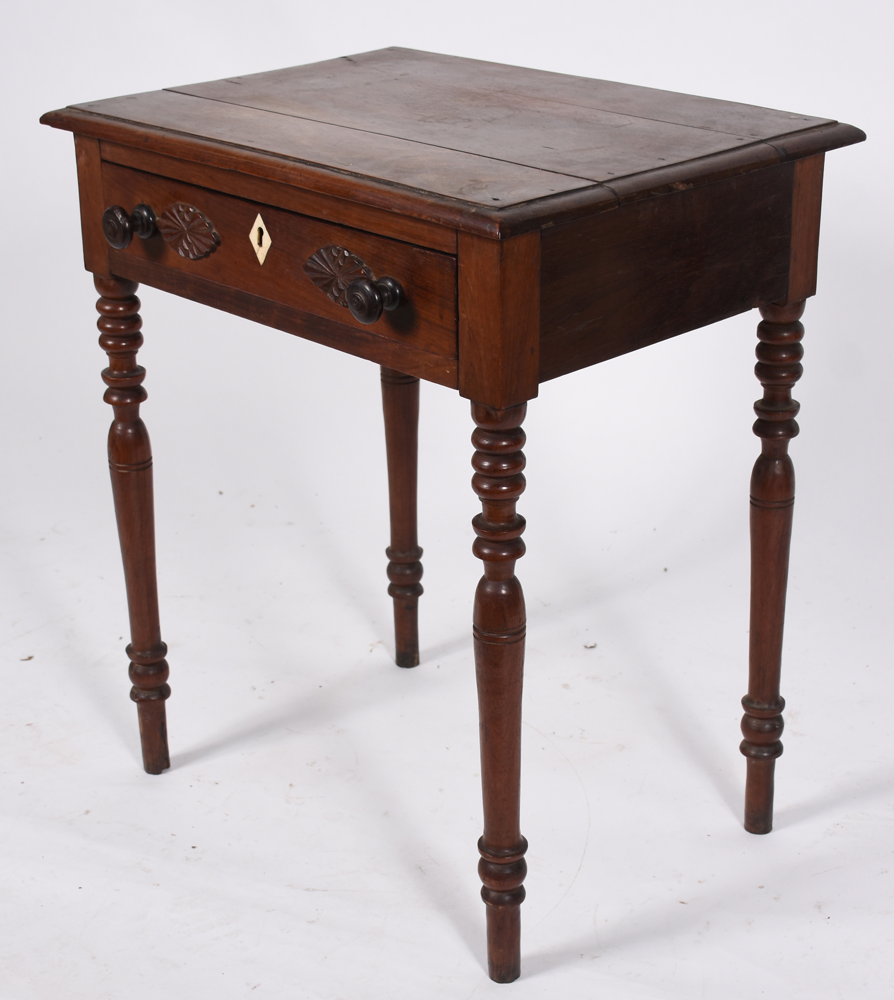 Mesa auxiliar de madeira nobre, uma gaveta com detalhes entalhados e... - foto 1 de 5