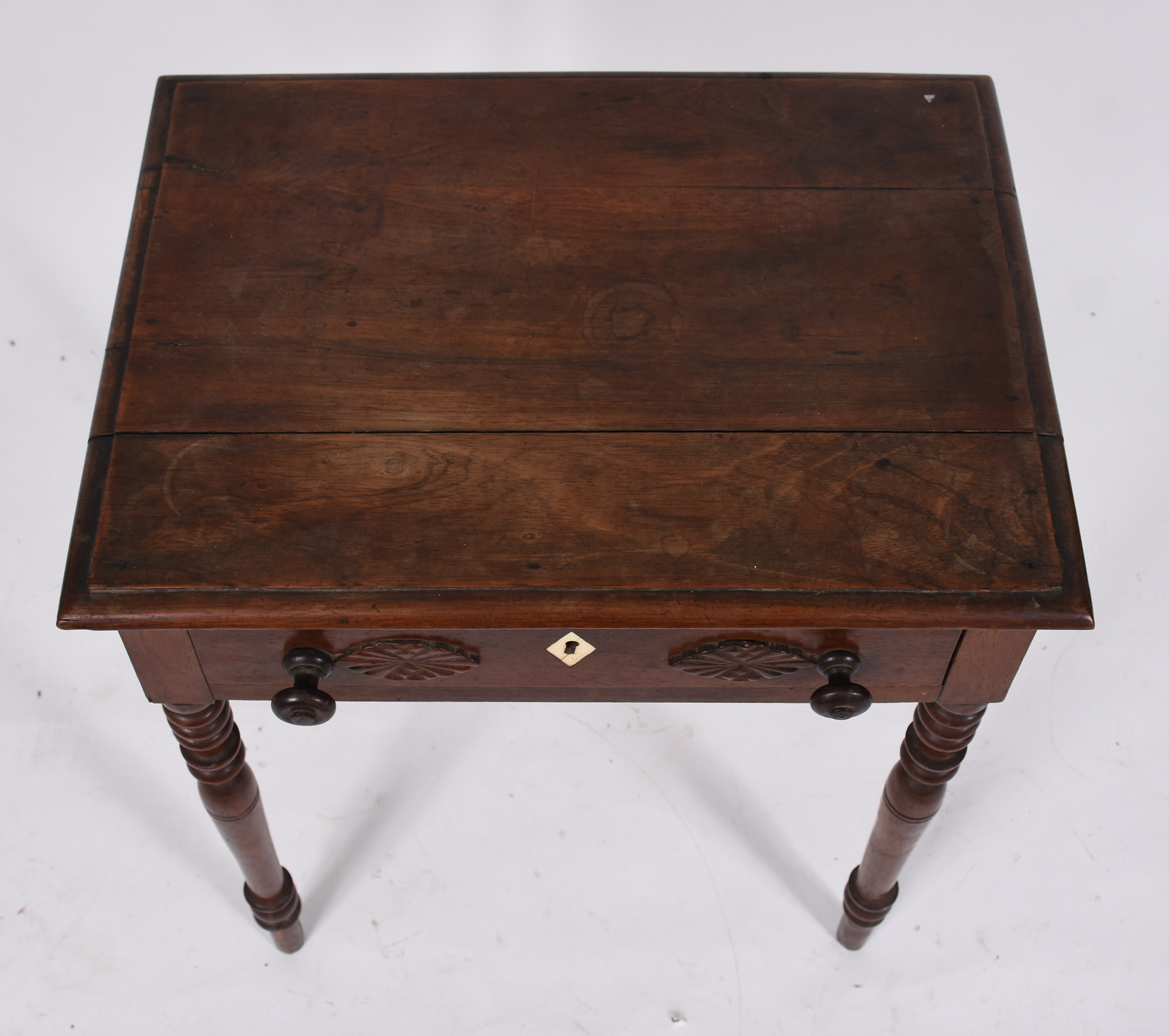 Mesa auxiliar de madeira nobre, uma gaveta com detalhes entalhados e... - foto 3 de 5