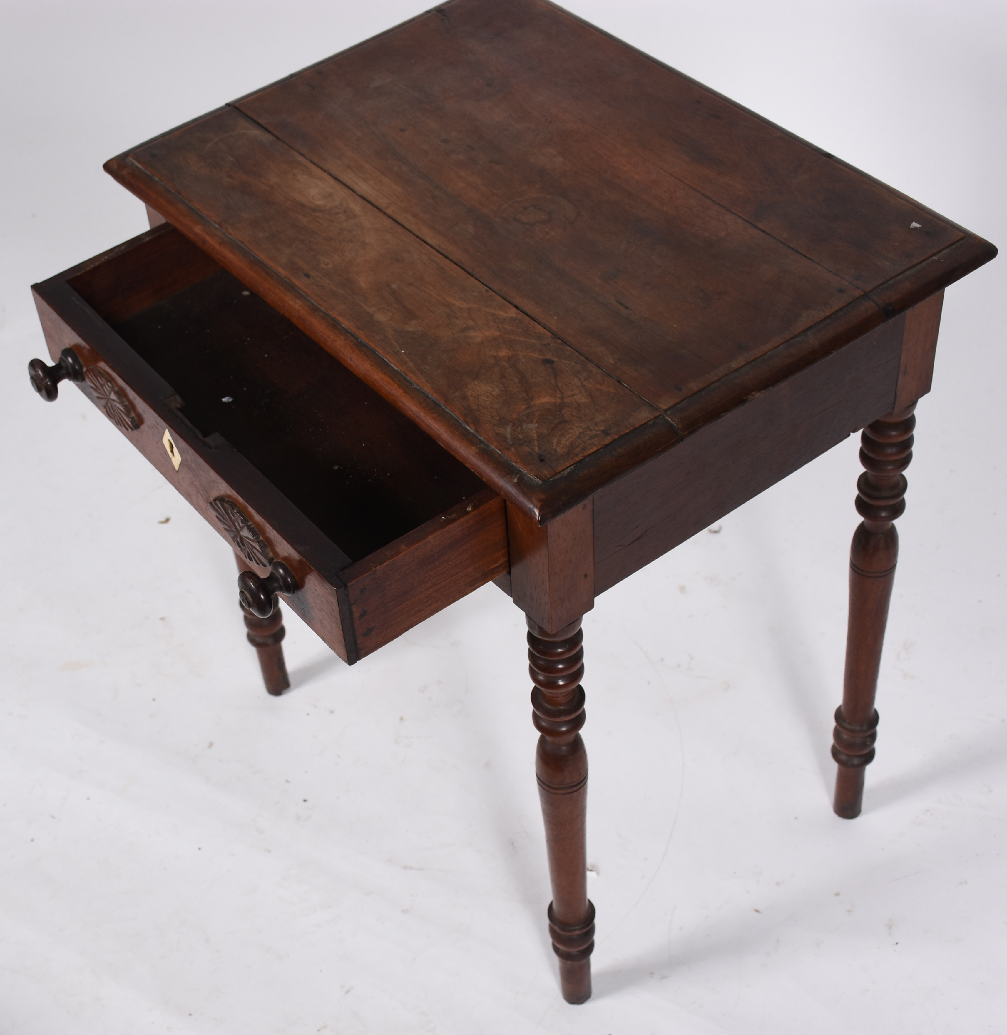 Mesa auxiliar de madeira nobre, uma gaveta com detalhes entalhados e... - foto 5 de 5