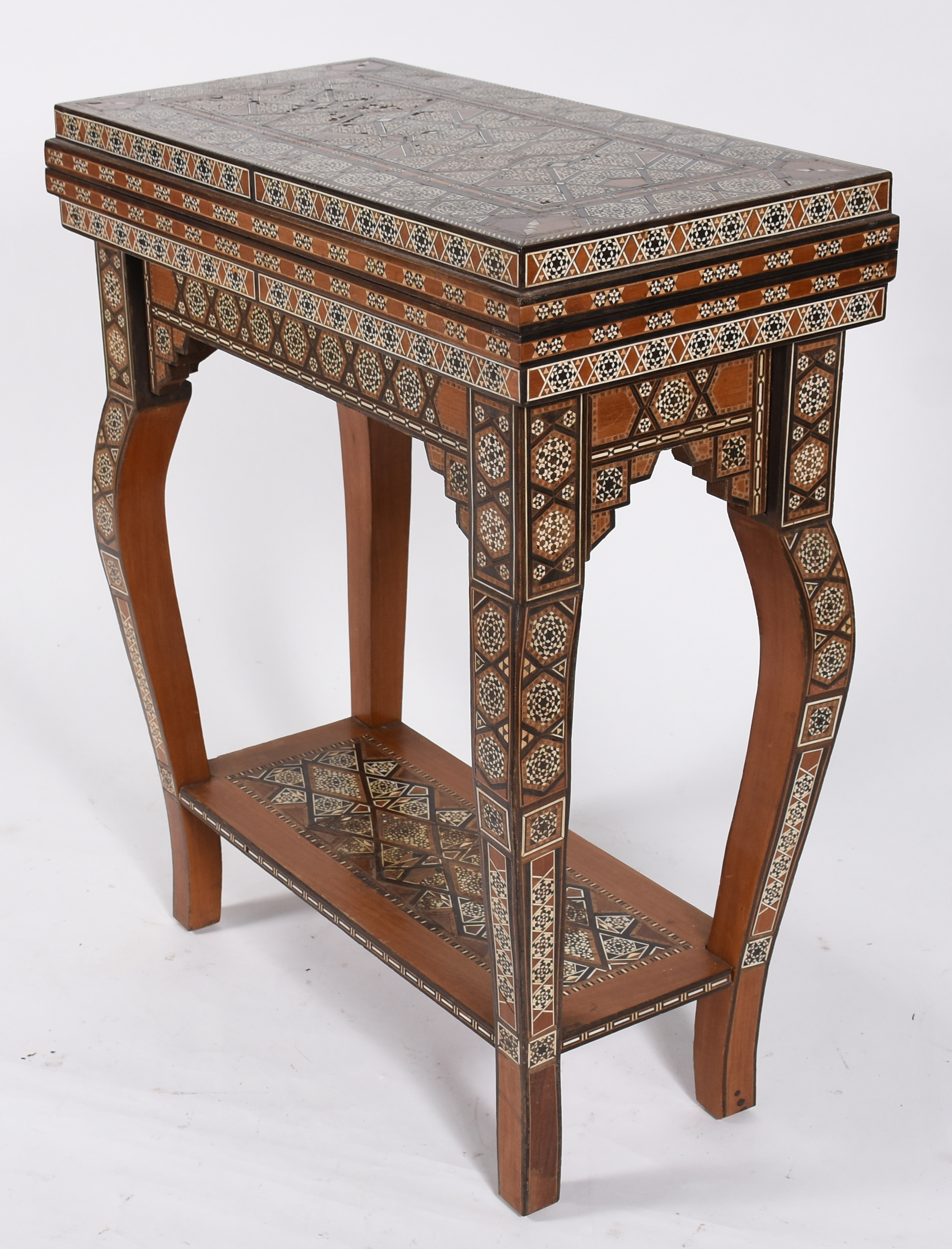 Mesa de jogo oriental em madeira trabalhada em marchetaria com... - foto 1 de 10