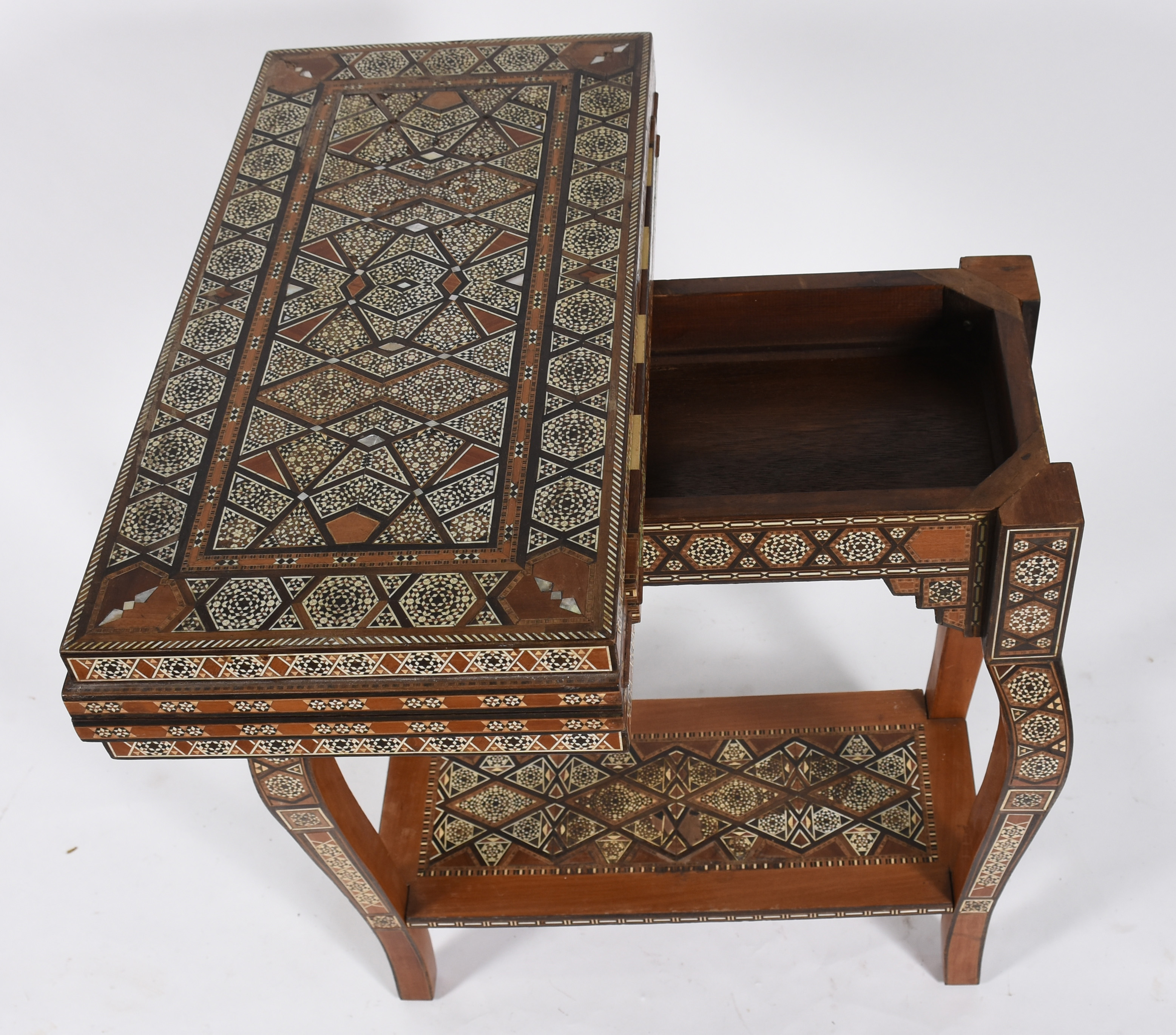 Mesa de jogo oriental em madeira trabalhada em marchetaria com... - foto 3 de 10