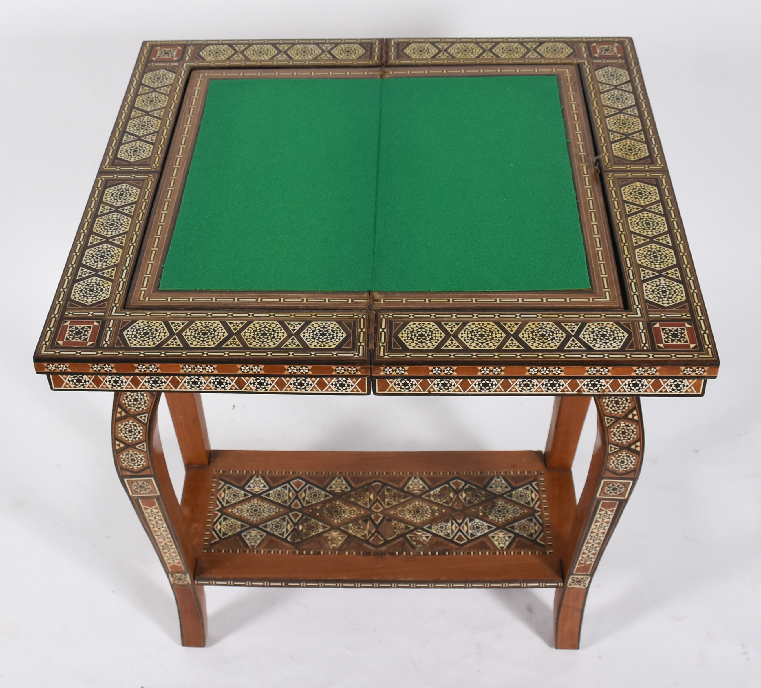 Mesa de jogo oriental em madeira trabalhada em marchetaria com... - foto 4 de 10
