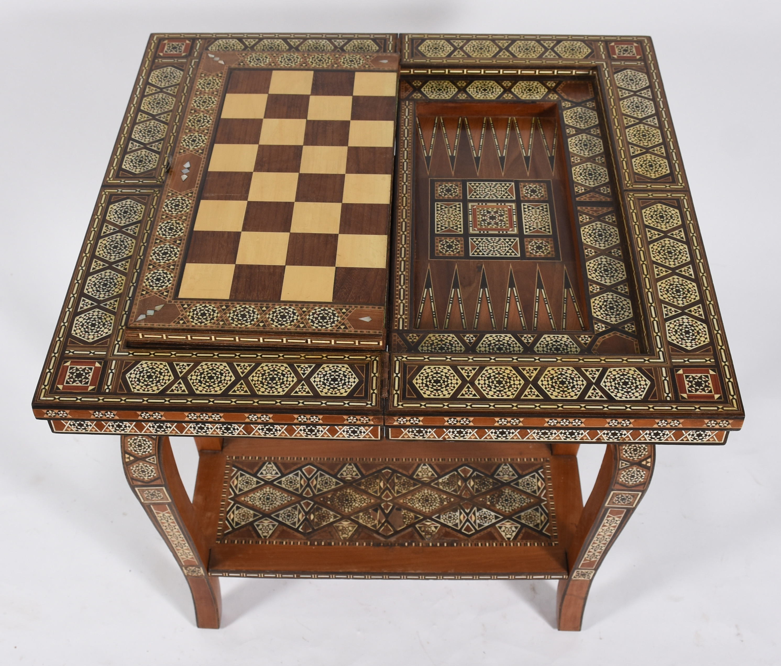 Mesa de jogo oriental em madeira trabalhada em marchetaria com... - foto 5 de 10