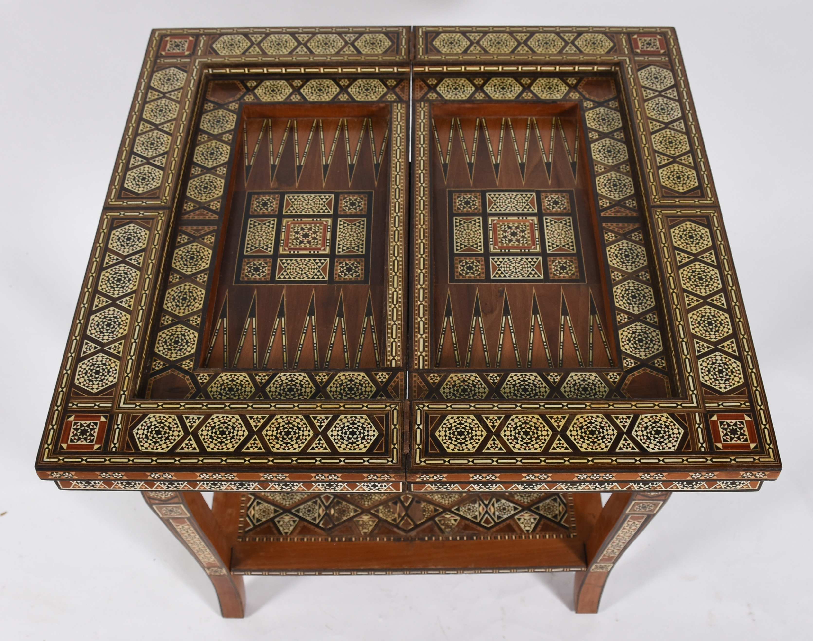 Mesa de jogo oriental em madeira trabalhada em marchetaria com... - foto 8 de 10