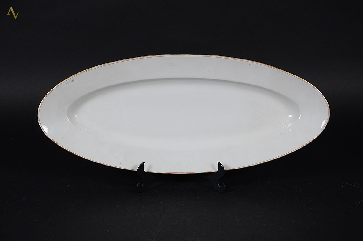 Travessa de porcelana européia branca para peixe. Medidas 67,5 x 28,5...
