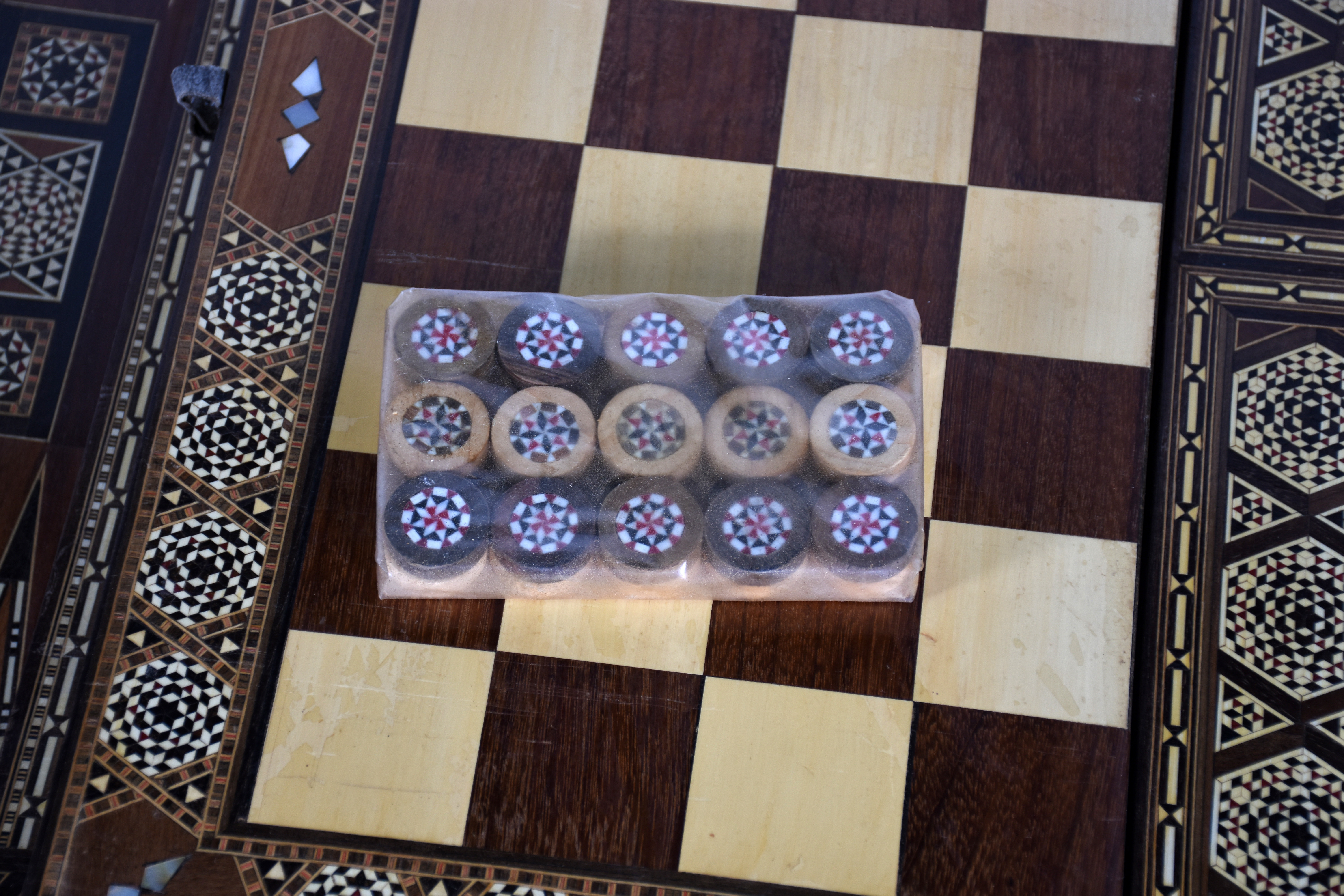 Mesa de jogo oriental em madeira trabalhada em marchetaria com... - foto 10 de 10