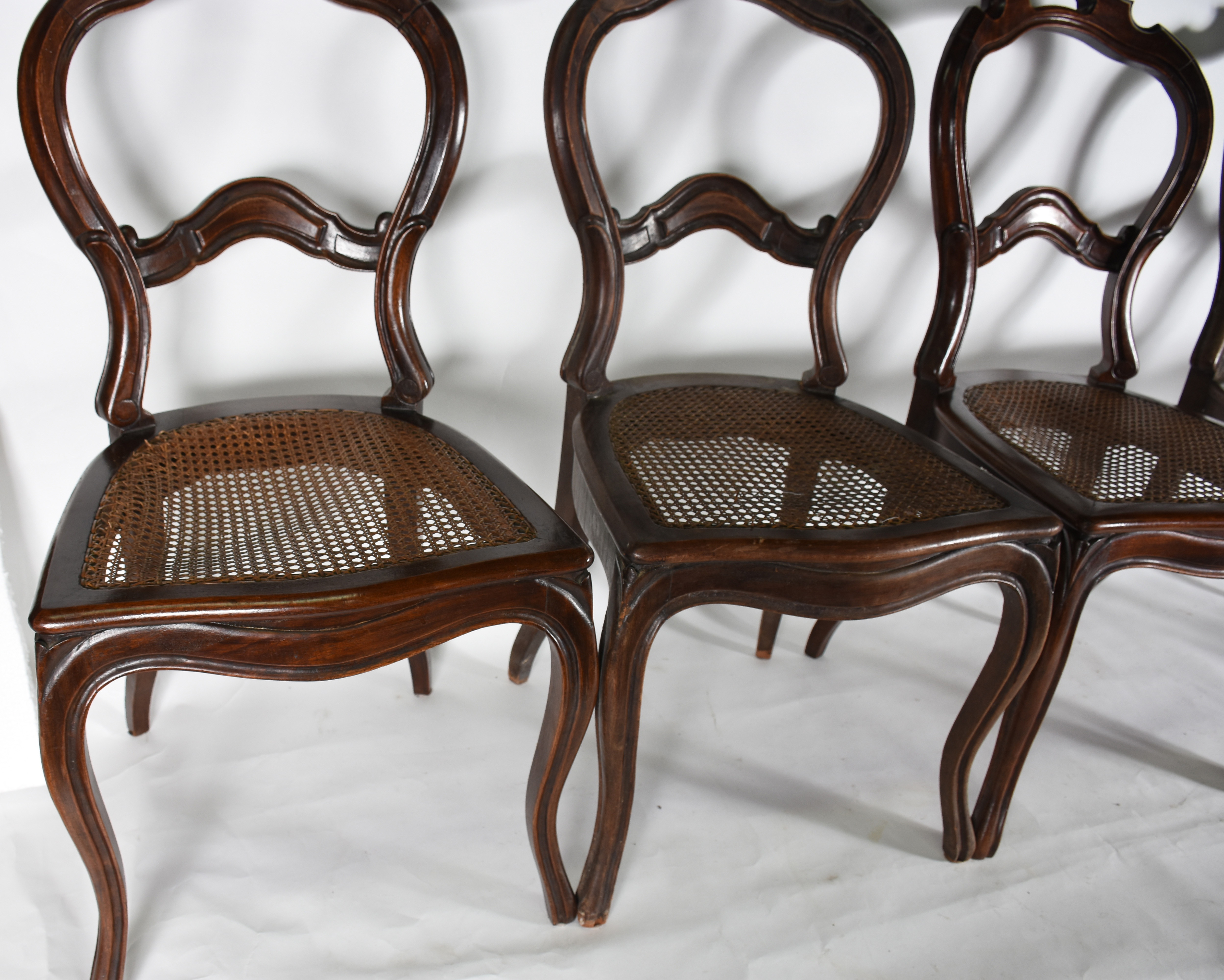 Dez cadeiras para sala de jantar de madeira nobre com assentos de... - foto 5 de 9