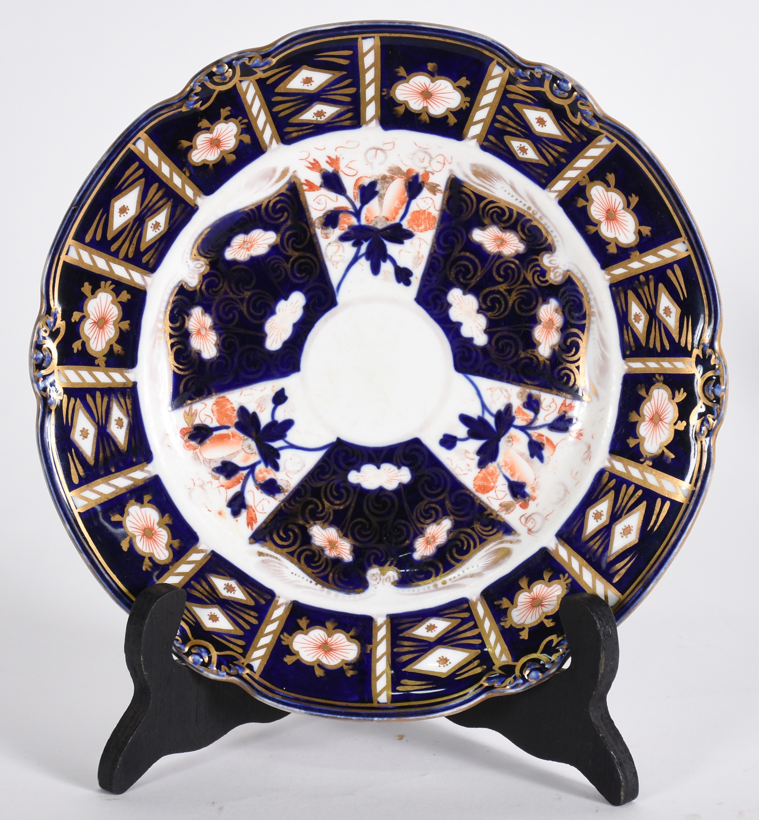 Prato Inglês de porcelana decorada ao gosto Imari. - foto 1 de 3