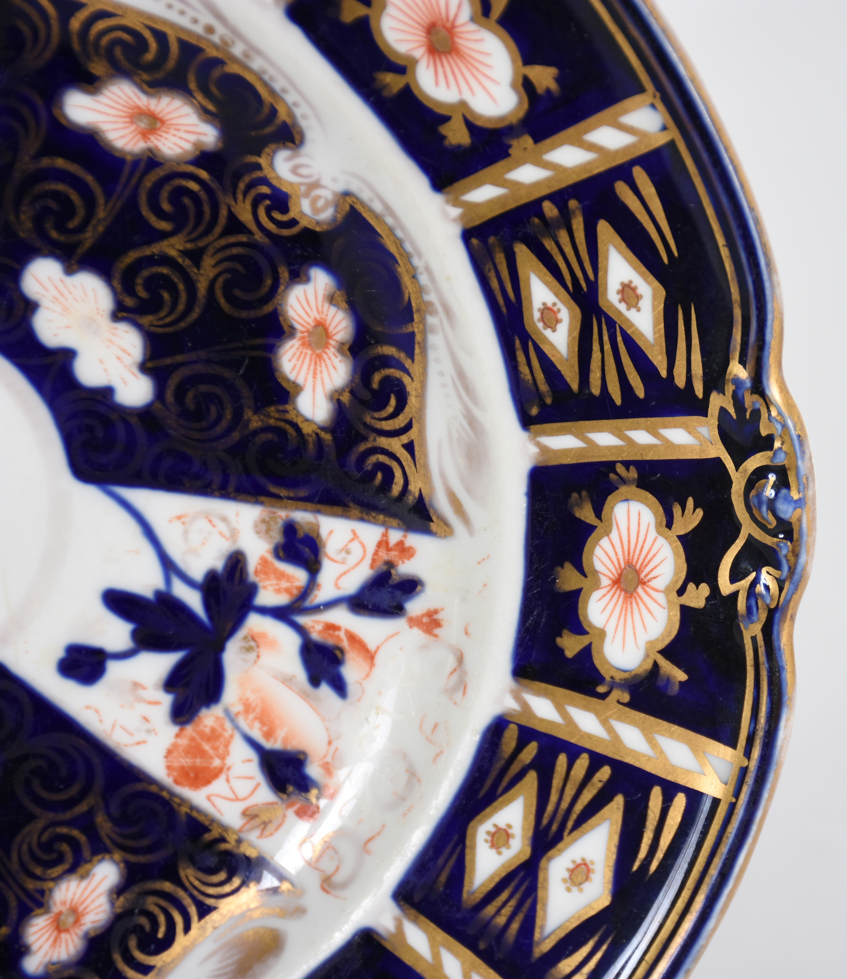 Prato Inglês de porcelana decorada ao gosto Imari. - foto 3 de 3