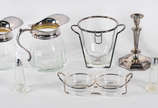 Diversas peças de vidro e metal:Par de castiçai... - Diversas peças de vidro e metal:Par de castiçais , 2 jarros para água , balde de gelo , porta petiscos , saleiro e pimenteiro. Total 8 peças.