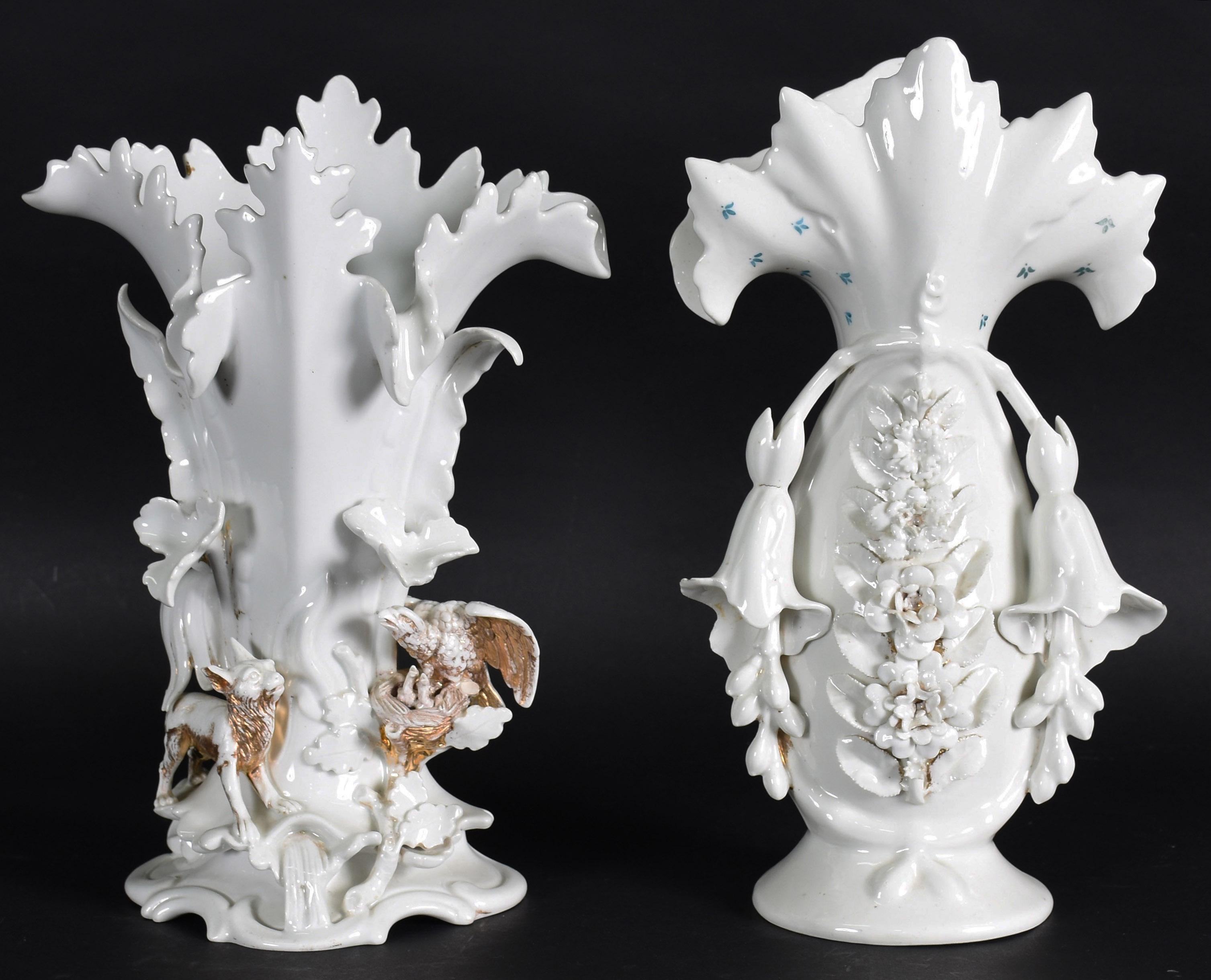 Dois vasos de porcelana branca francesa Vieux Paris decoradas com... - foto 1 de 5