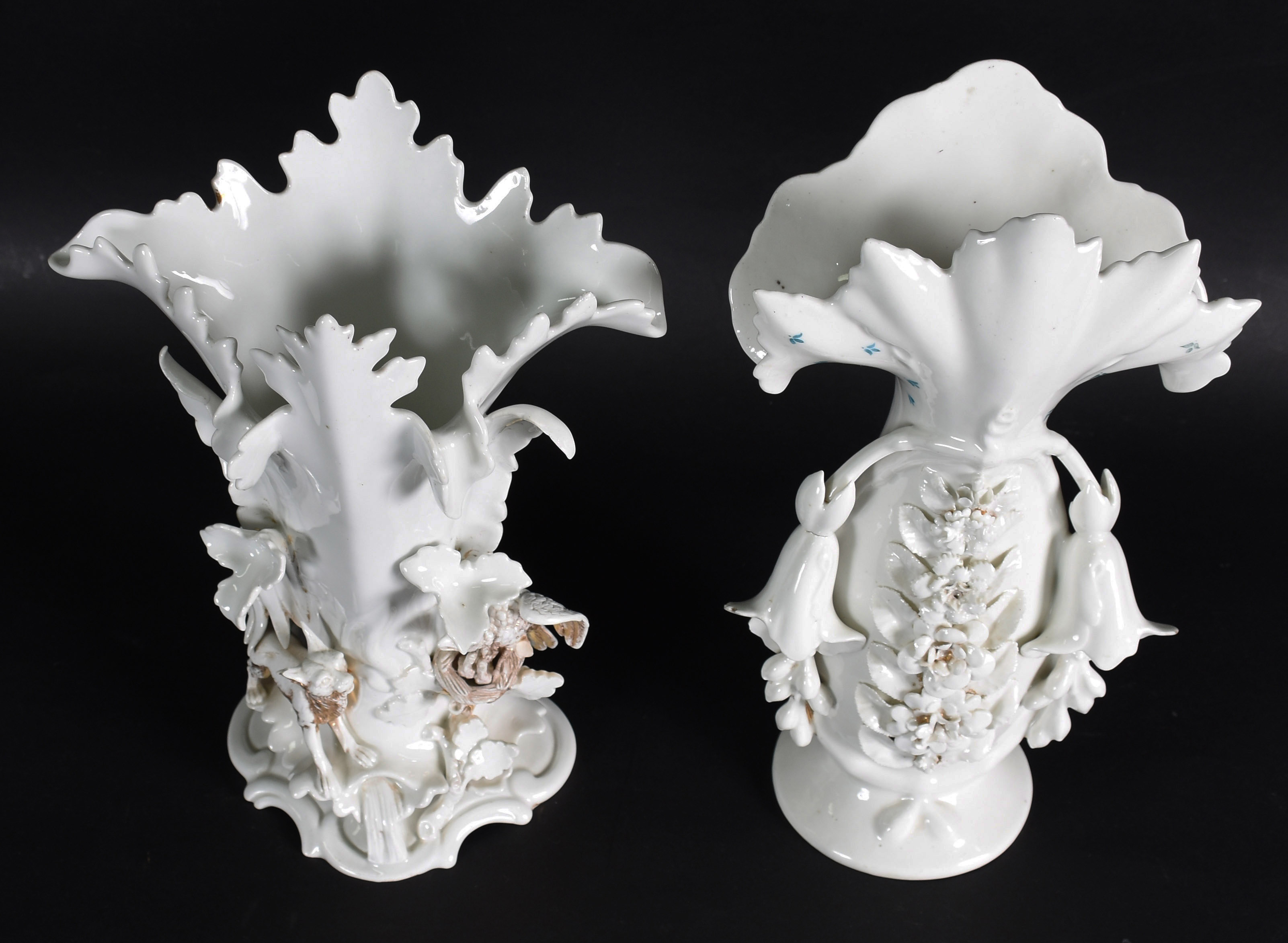 Dois vasos de porcelana branca francesa Vieux Paris decoradas com... - foto 2 de 5
