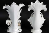 Dois vasos de porcelana branca francesa Vieux P... - Dois vasos de porcelana branca francesa Vieux Paris decoradas com folhagens em relevo.