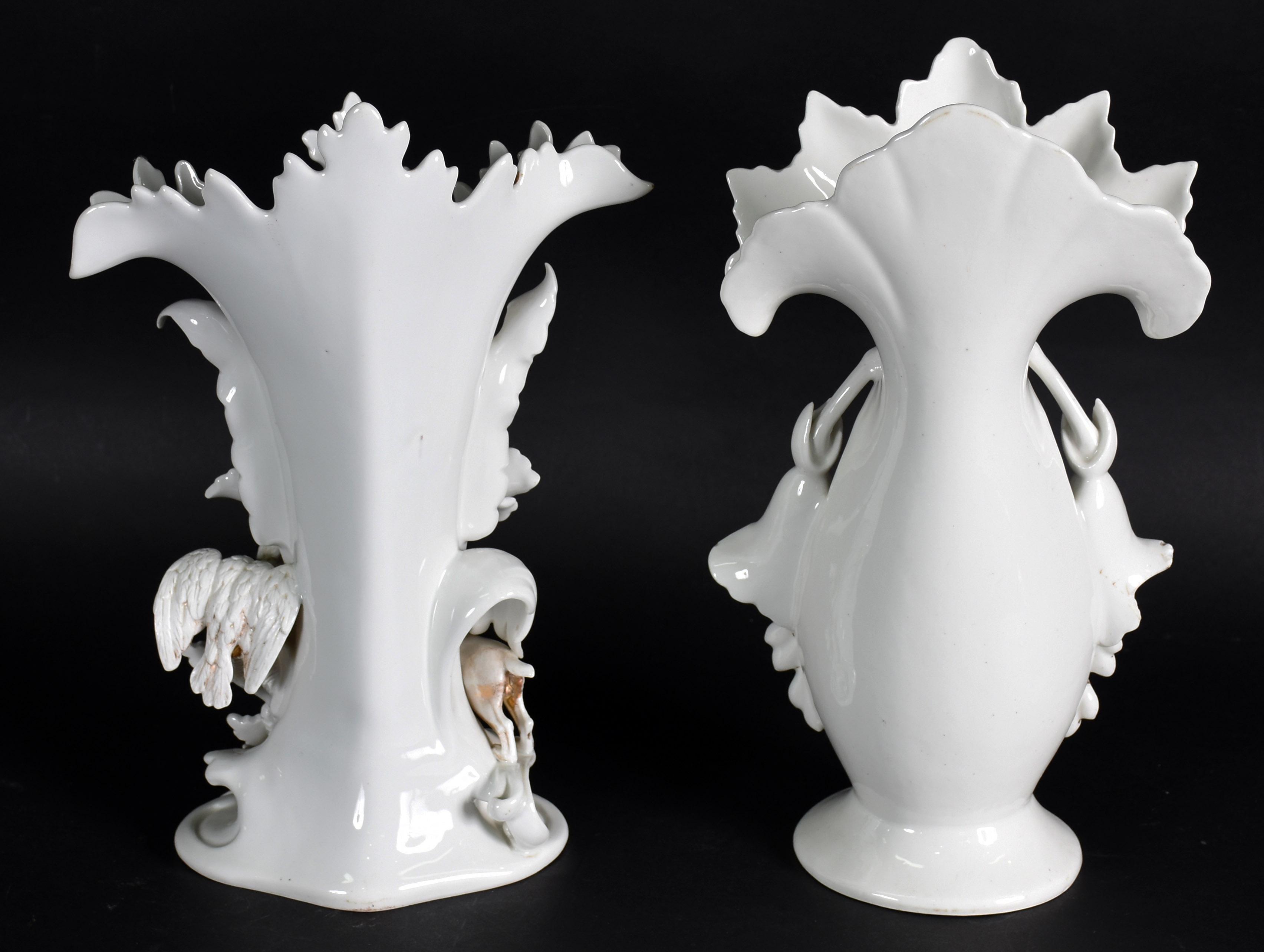 Dois vasos de porcelana branca francesa Vieux Paris decoradas com... - foto 3 de 5