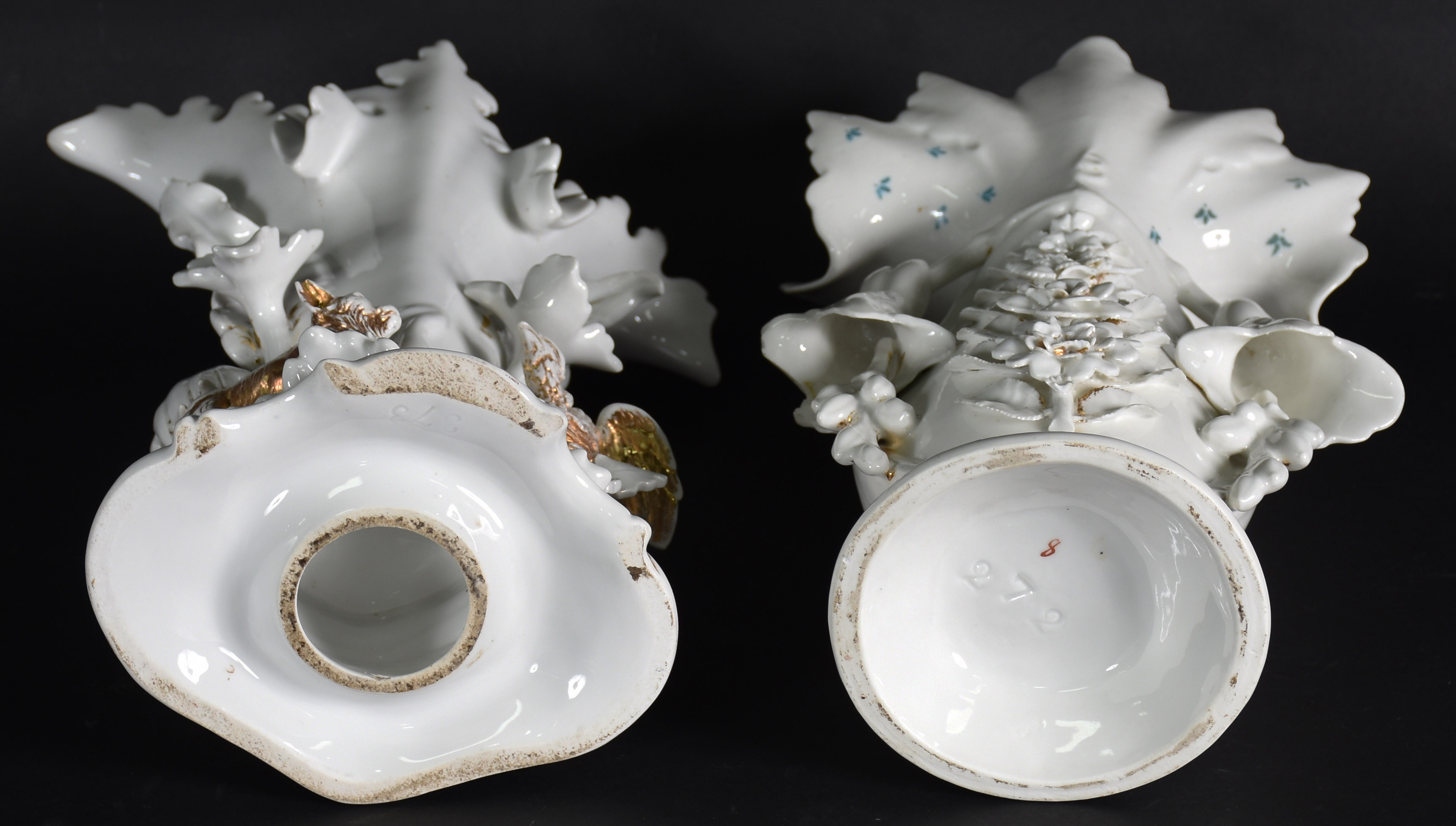 Dois vasos de porcelana branca francesa Vieux Paris decoradas com... - foto 4 de 5