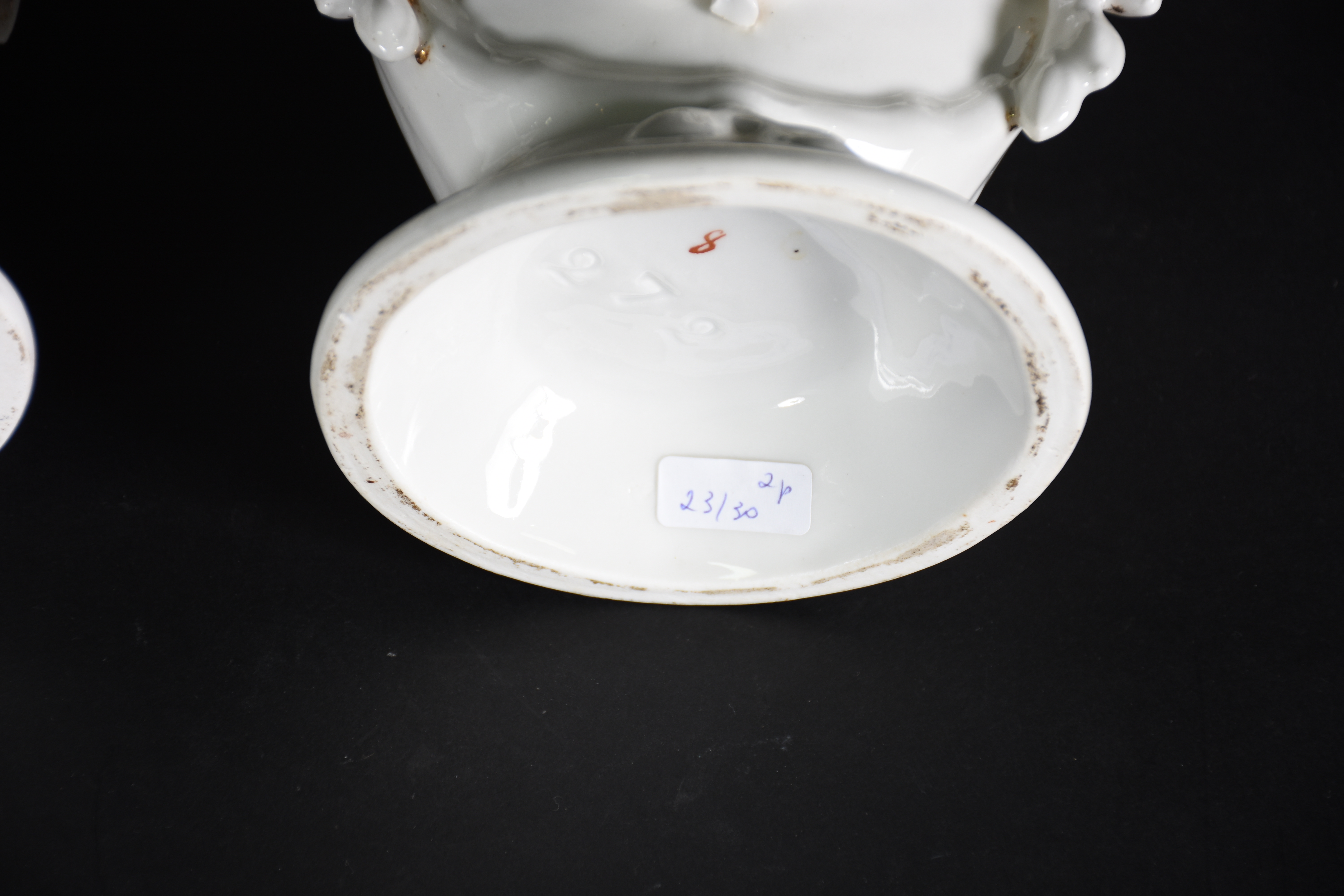 Dois vasos de porcelana branca francesa Vieux Paris decoradas com... - foto 5 de 5