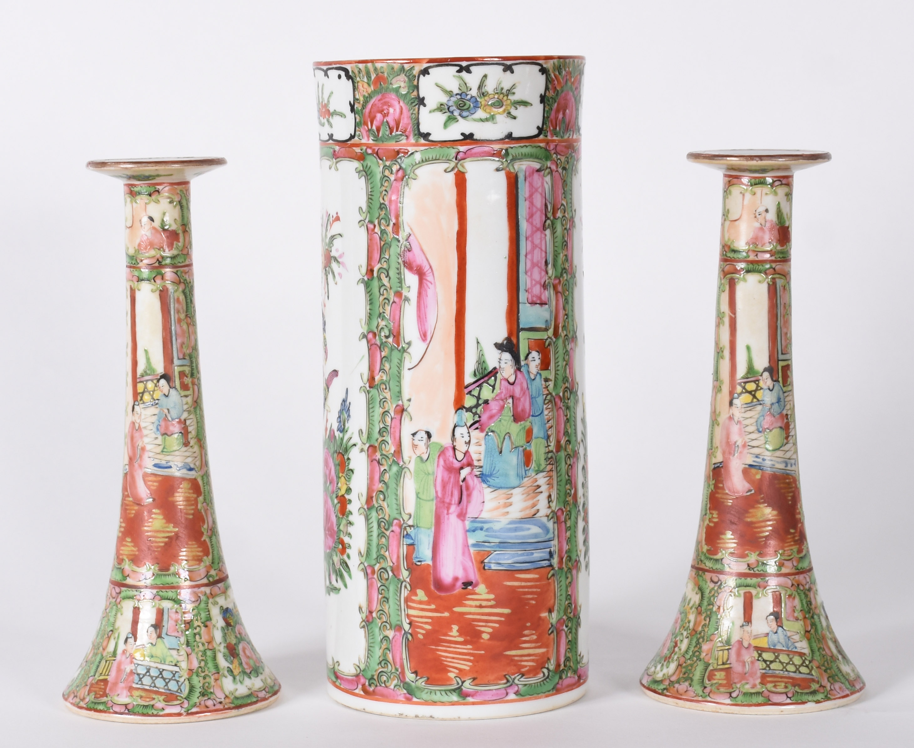 Três peças de porcelana oriental policromada, sendo par de castiçais... - foto 1 de 4