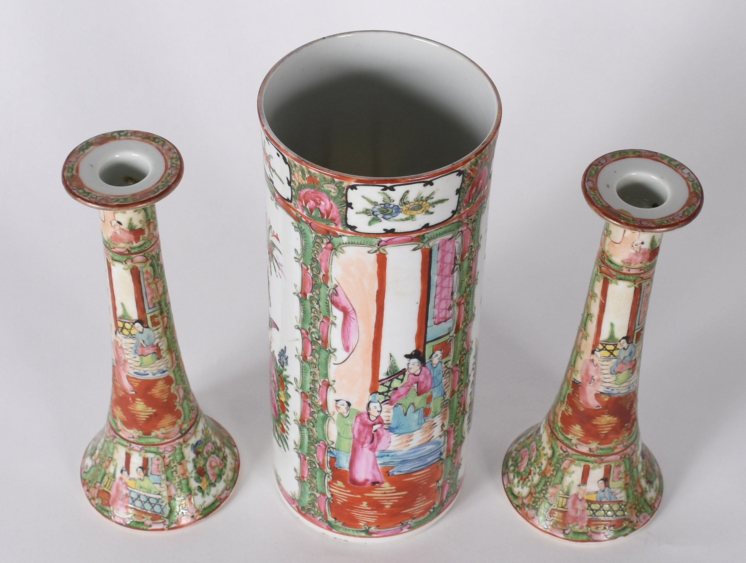 Três peças de porcelana oriental policromada, sendo par de castiçais... - foto 2 de 4