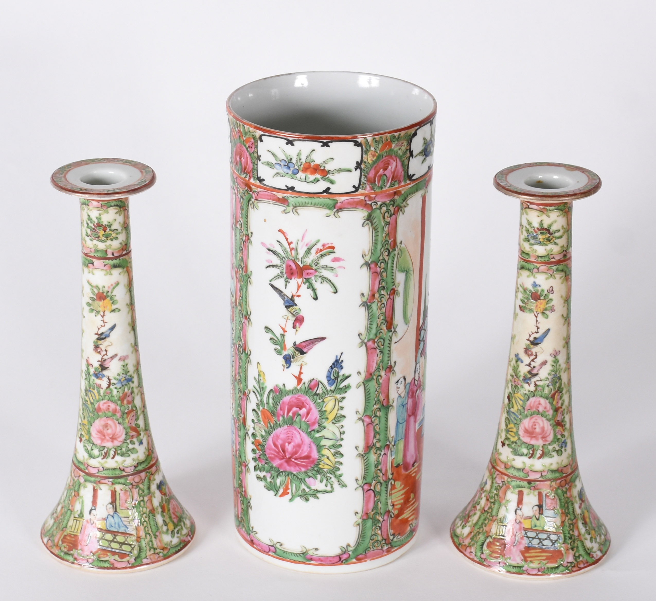 Três peças de porcelana oriental policromada, sendo par de castiçais... - foto 3 de 4