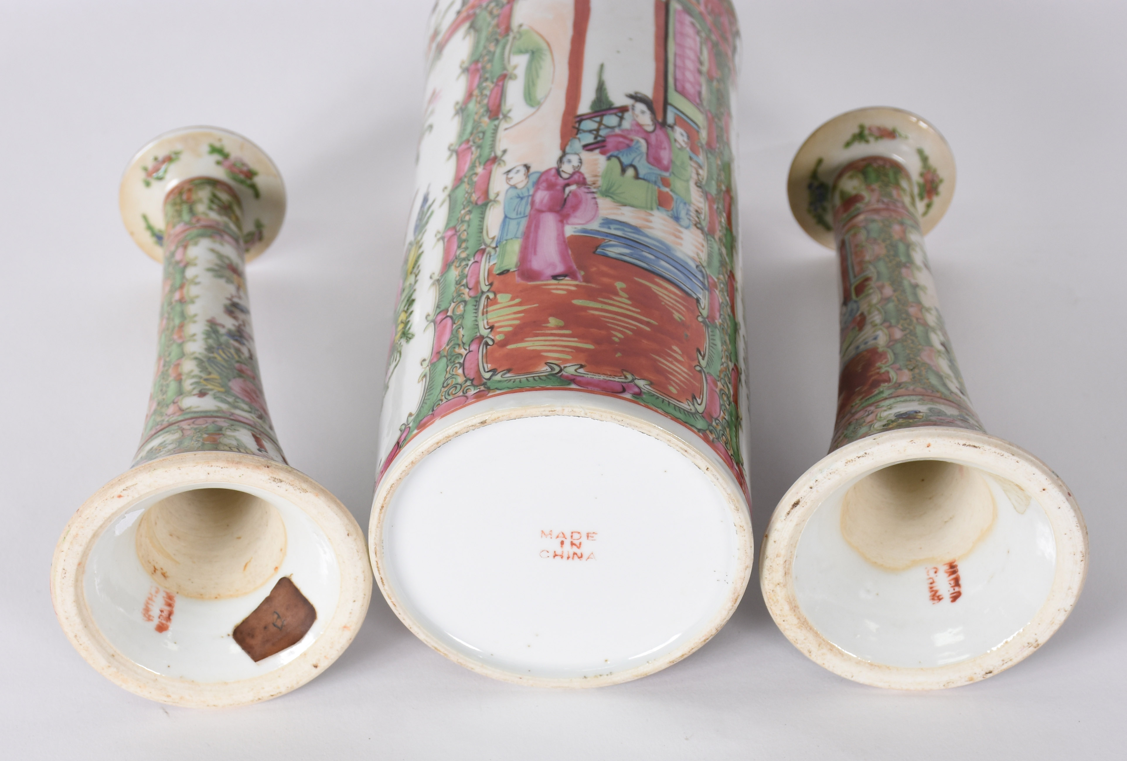 Três peças de porcelana oriental policromada, sendo par de castiçais... - foto 4 de 4