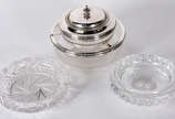Três peças diversas de cristal, sendo dois cinz... - Três peças diversas de cristal, sendo dois cinzeiros redondos lapidados e um porta caviar com guarnição de metal prateado.
