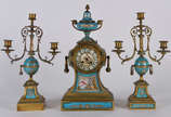 Terno frances de bronze e porcelana turquesa de... - Terno frances de bronze e porcelana turquesa decorada com figuras infantis e anjo em policromia, composto de relógio (faltando um ponteiro) e pa...