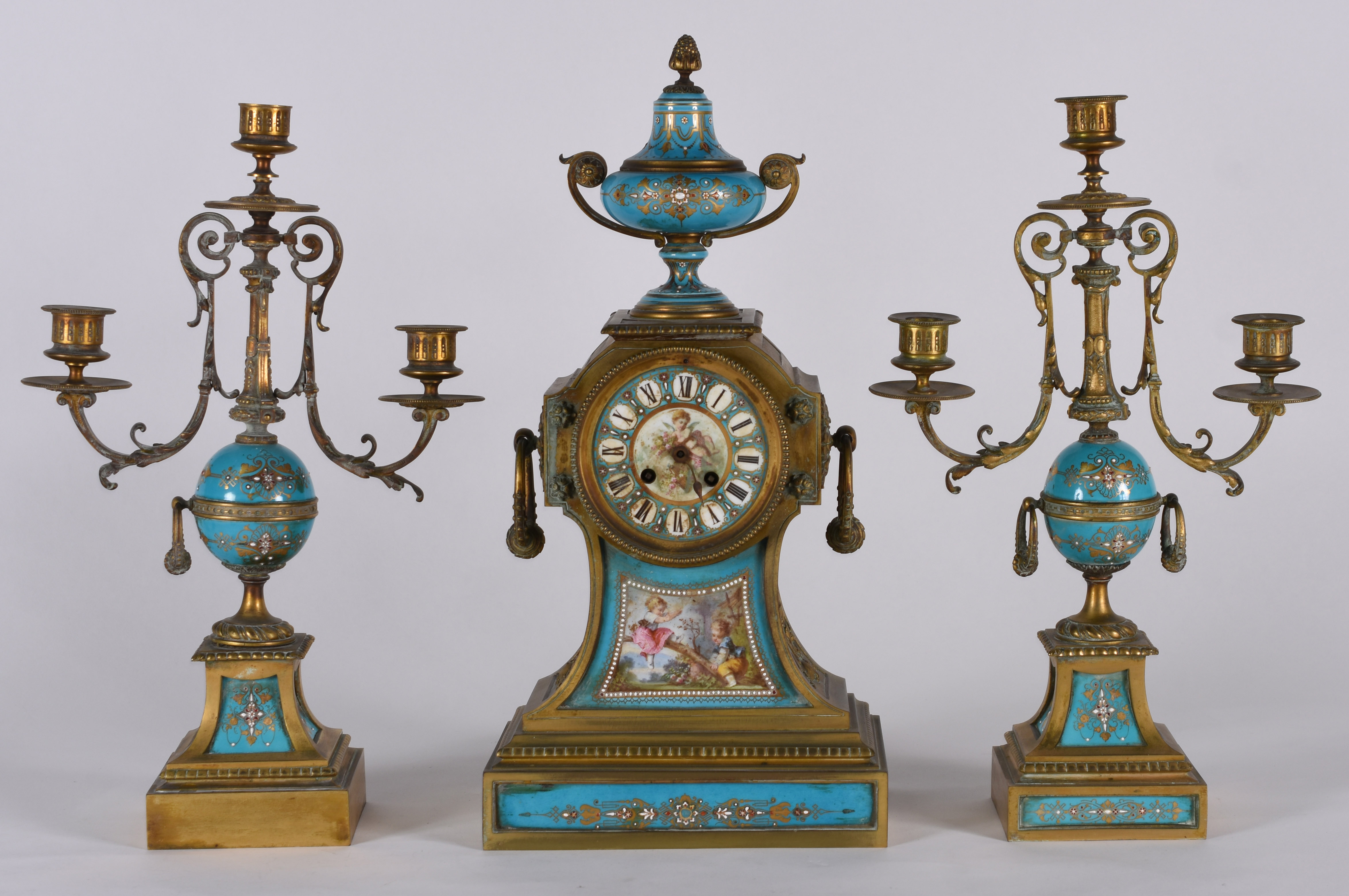 Terno frances de bronze e porcelana turquesa decorada com figuras... - foto 1 de 8