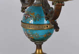 Terno frances de bronze e porcelana turquesa de... - Terno frances de bronze e porcelana turquesa decorada com figuras infantis e anjo em policromia, composto de relógio (faltando um ponteiro) e pa...