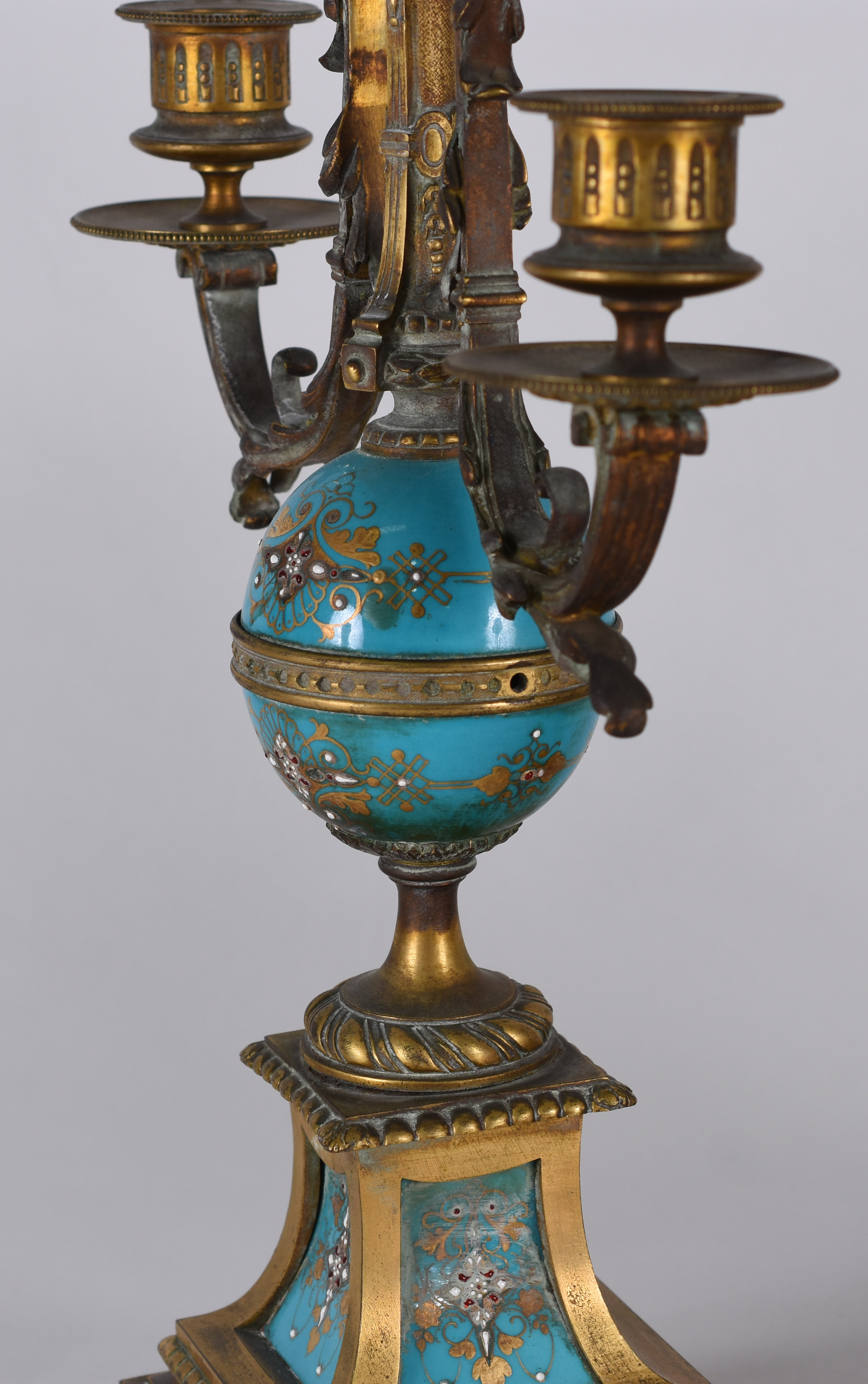 Terno frances de bronze e porcelana turquesa decorada com figuras... - foto 2 de 8