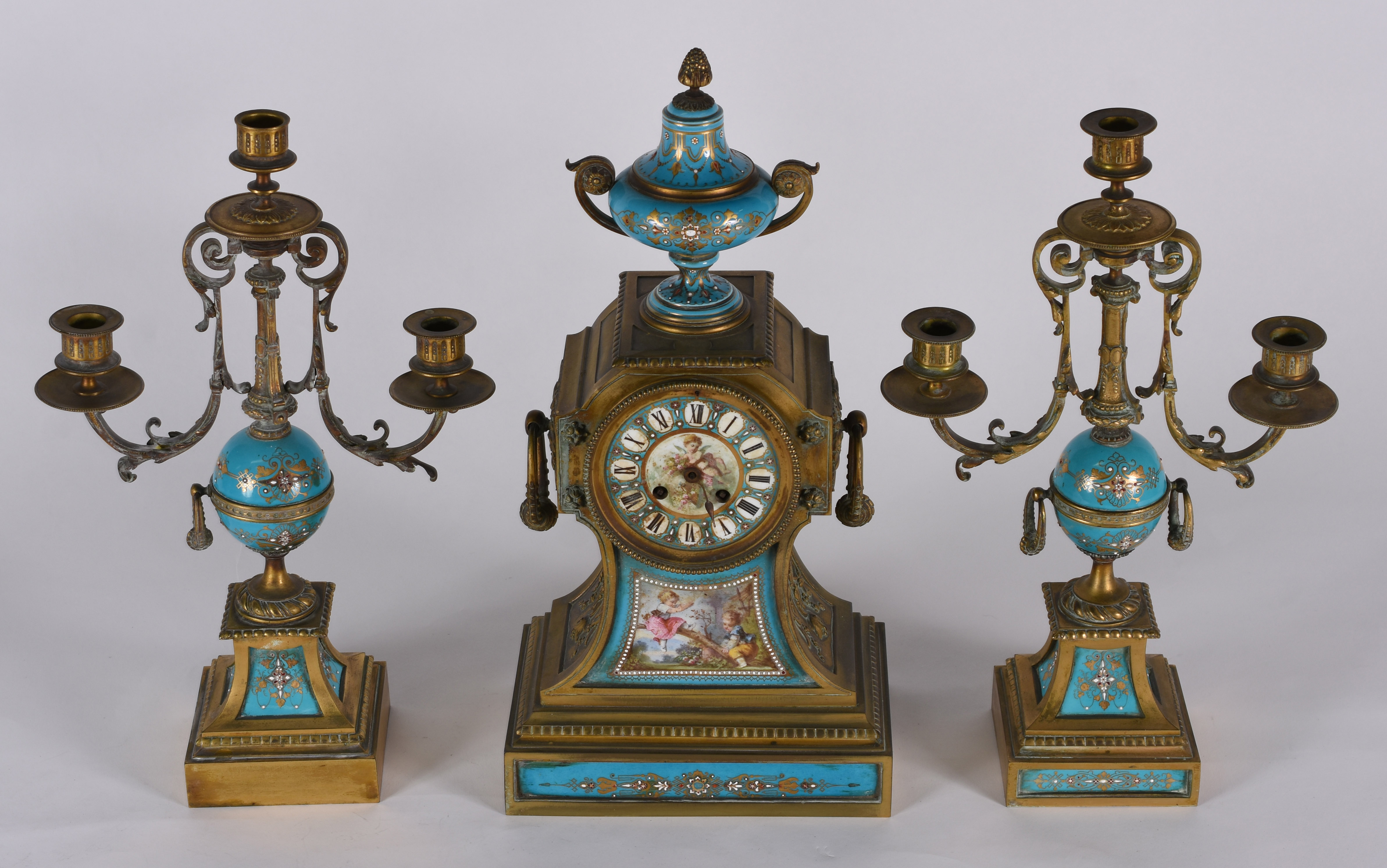 Terno frances de bronze e porcelana turquesa decorada com figuras... - foto 3 de 8