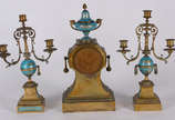 Terno frances de bronze e porcelana turquesa de... - Terno frances de bronze e porcelana turquesa decorada com figuras infantis e anjo em policromia, composto de relógio (faltando um ponteiro) e pa...