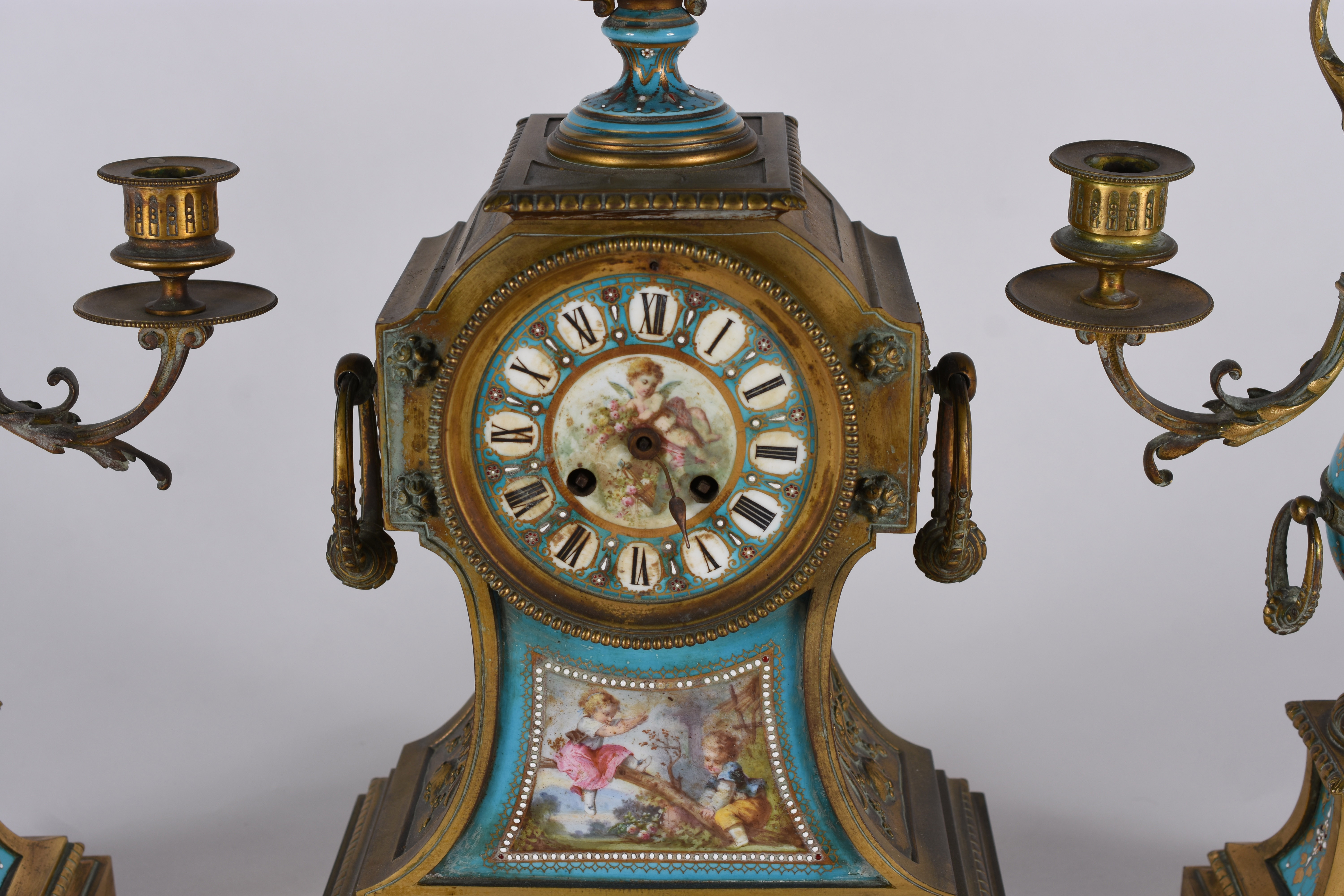 Terno frances de bronze e porcelana turquesa decorada com figuras... - foto 6 de 8
