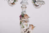 Candelabro para 3 velas de porcelana alemã Von ... - Candelabro para 3 velas de porcelana alemã Von Schierholz, base decorada com anjos e flores em policromia.