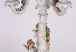 Candelabro para 3 velas de porcelana alemã Von ... - Candelabro para 3 velas de porcelana alemã Von Schierholz, base decorada com anjos e flores em policromia.