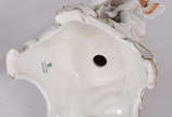 Candelabro para 3 velas de porcelana alemã Von ... - Candelabro para 3 velas de porcelana alemã Von Schierholz, base decorada com anjos e flores em policromia.