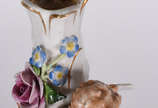 Candelabro para 3 velas de porcelana alemã Von ... - Candelabro para 3 velas de porcelana alemã Von Schierholz, base decorada com anjos e flores em policromia.