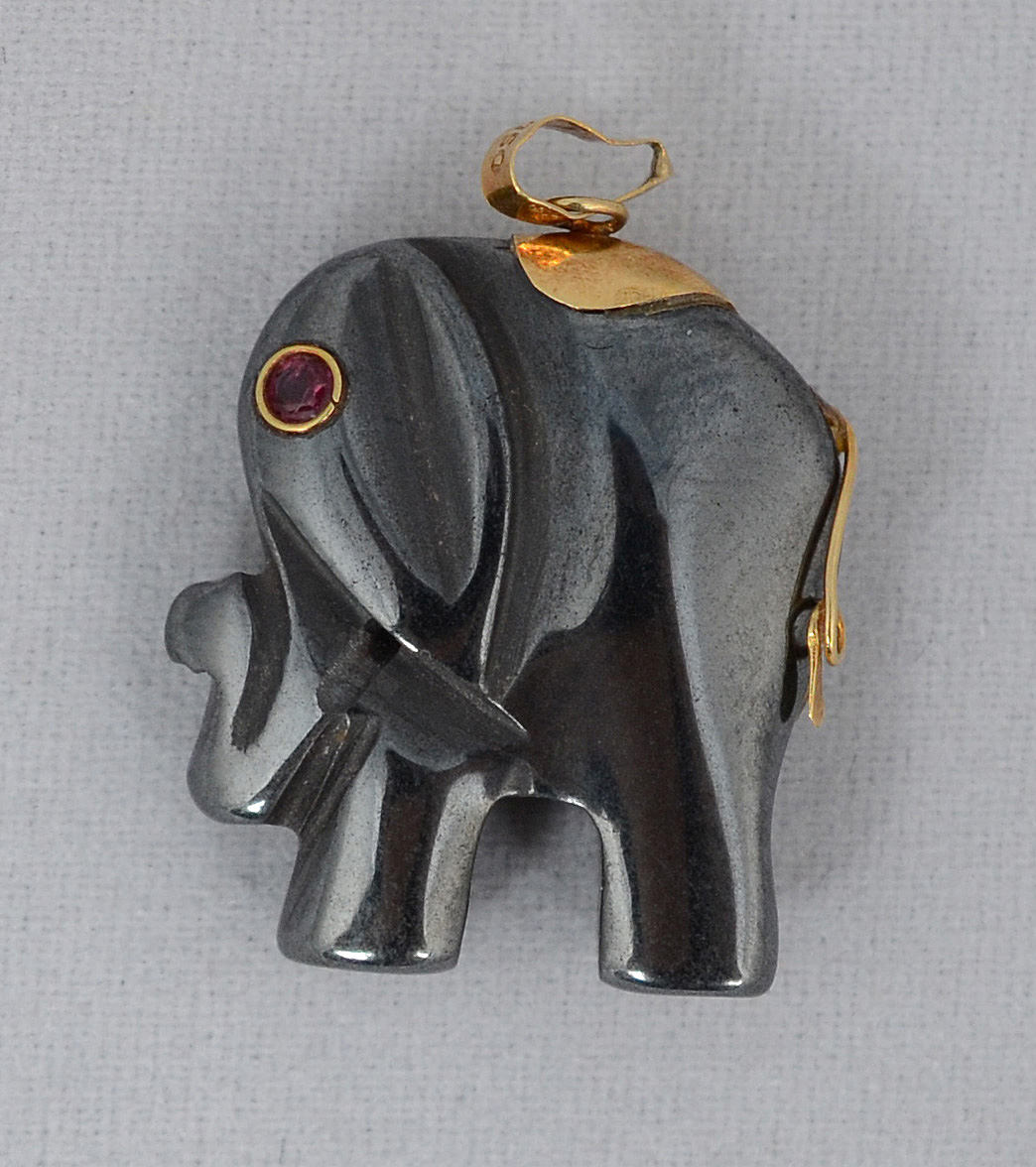 Pingente feitio elefante com detalhes em ouro 18 k. Peso total 5,7 g...