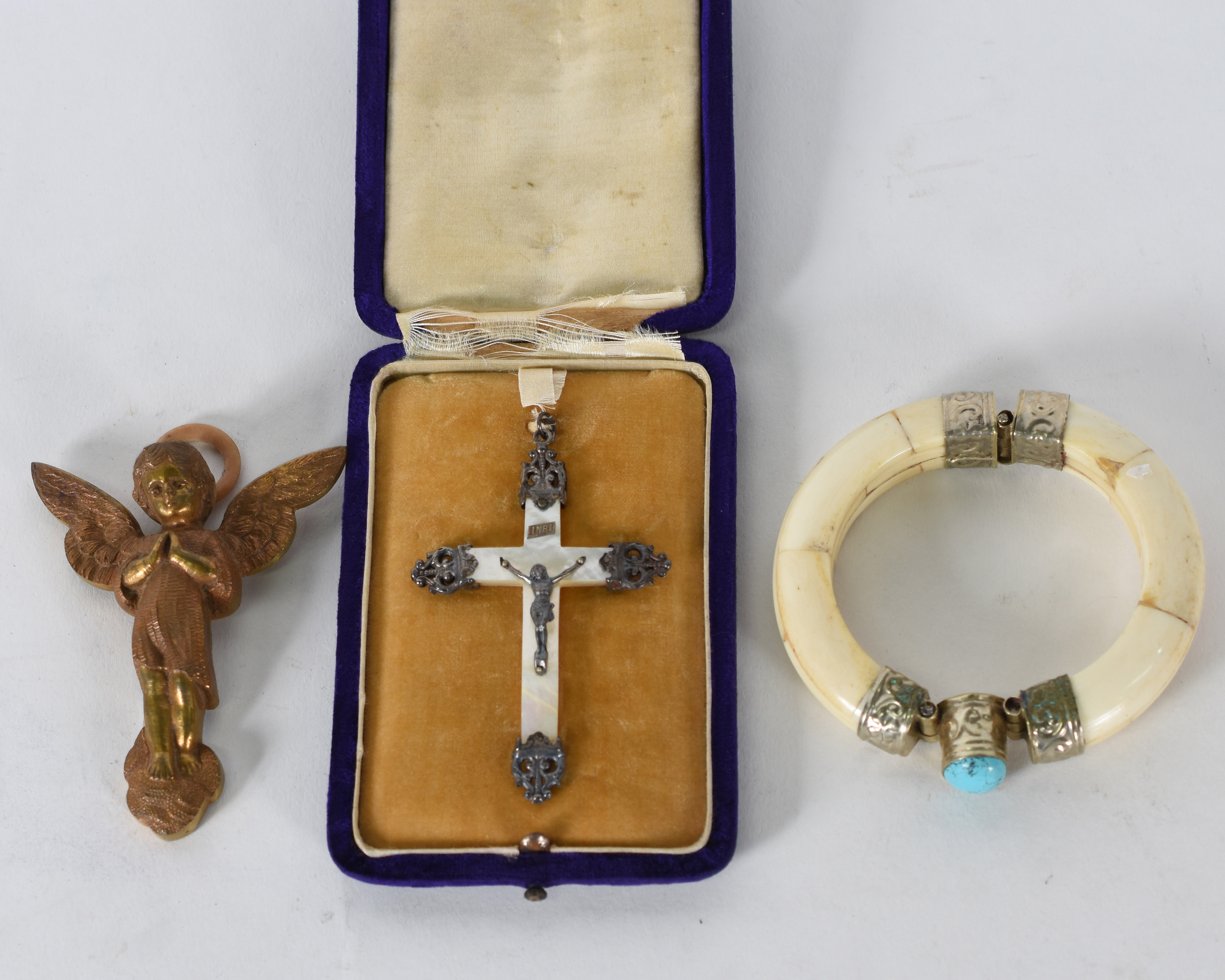 Tres peças diversas, sendo: Pendente na forma de crucifixo de... - foto 1 de 6