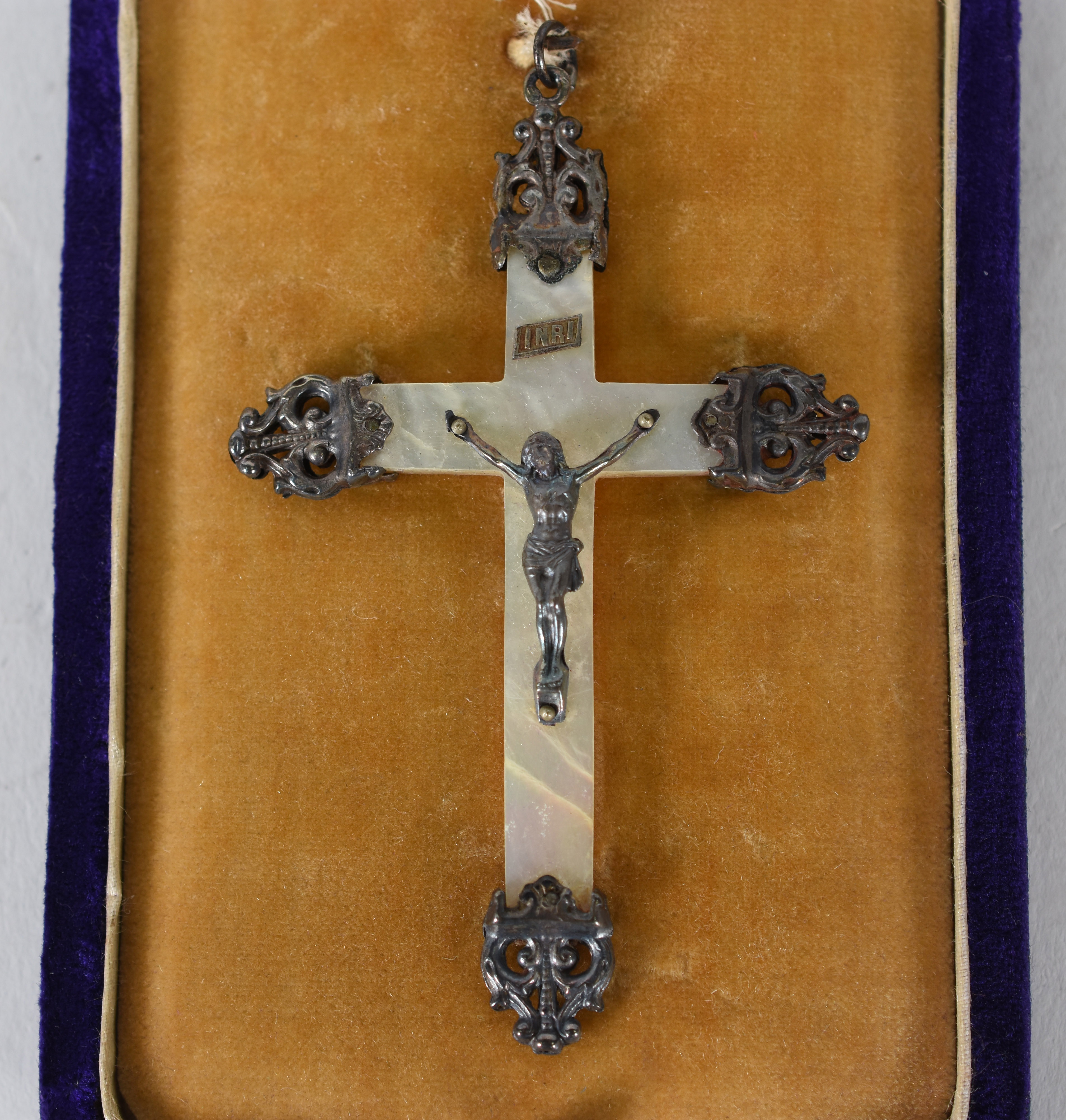 Tres peças diversas, sendo: Pendente na forma de crucifixo de... - foto 2 de 6