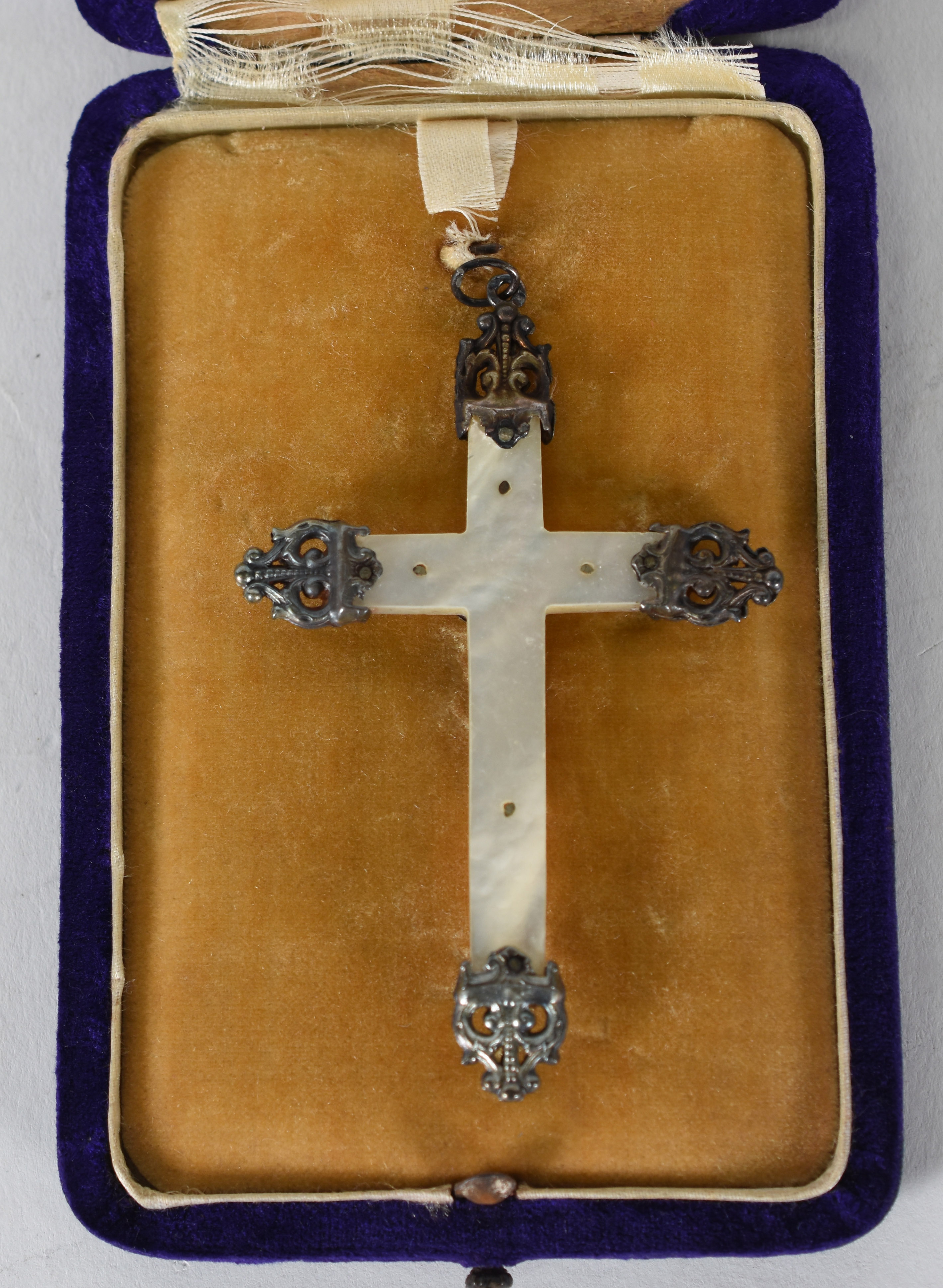Tres peças diversas, sendo: Pendente na forma de crucifixo de... - foto 4 de 6