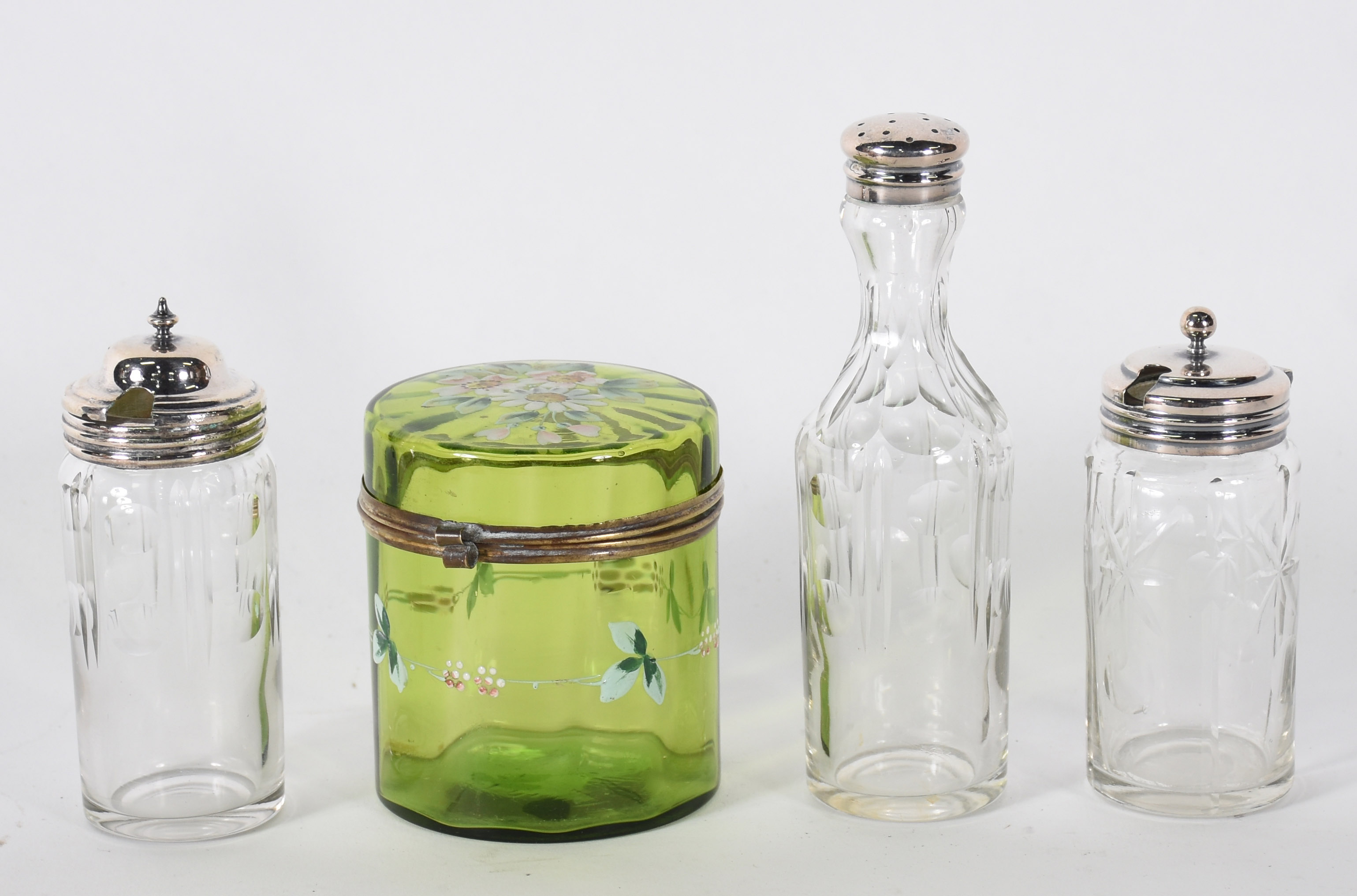 Três frascos de cristal com tampas de metal e caixa verde de vidro... - foto 1 de 4