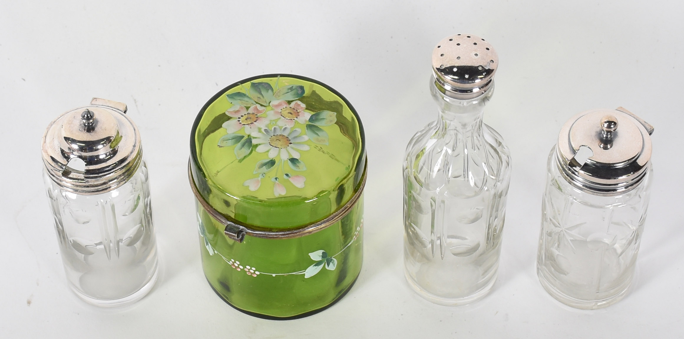 Três frascos de cristal com tampas de metal e caixa verde de vidro... - foto 2 de 4