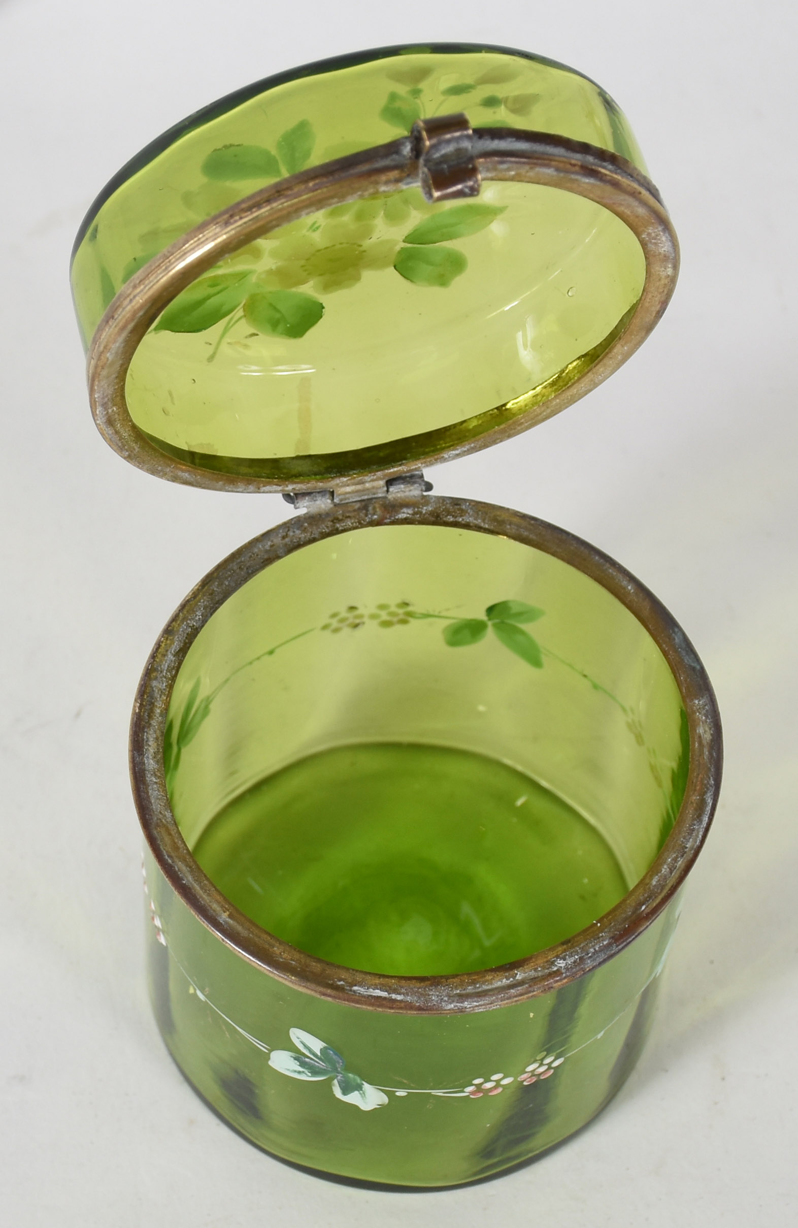 Três frascos de cristal com tampas de metal e caixa verde de vidro... - foto 3 de 4
