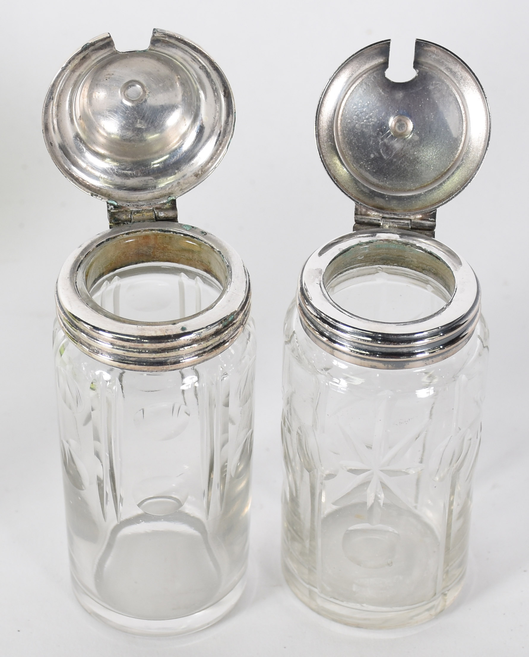 Três frascos de cristal com tampas de metal e caixa verde de vidro... - foto 4 de 4